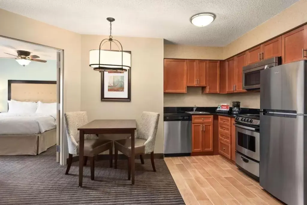 Bed, Kitchen/Kitchenette in Homewood Suites by Hilton Columbus-Hilliard