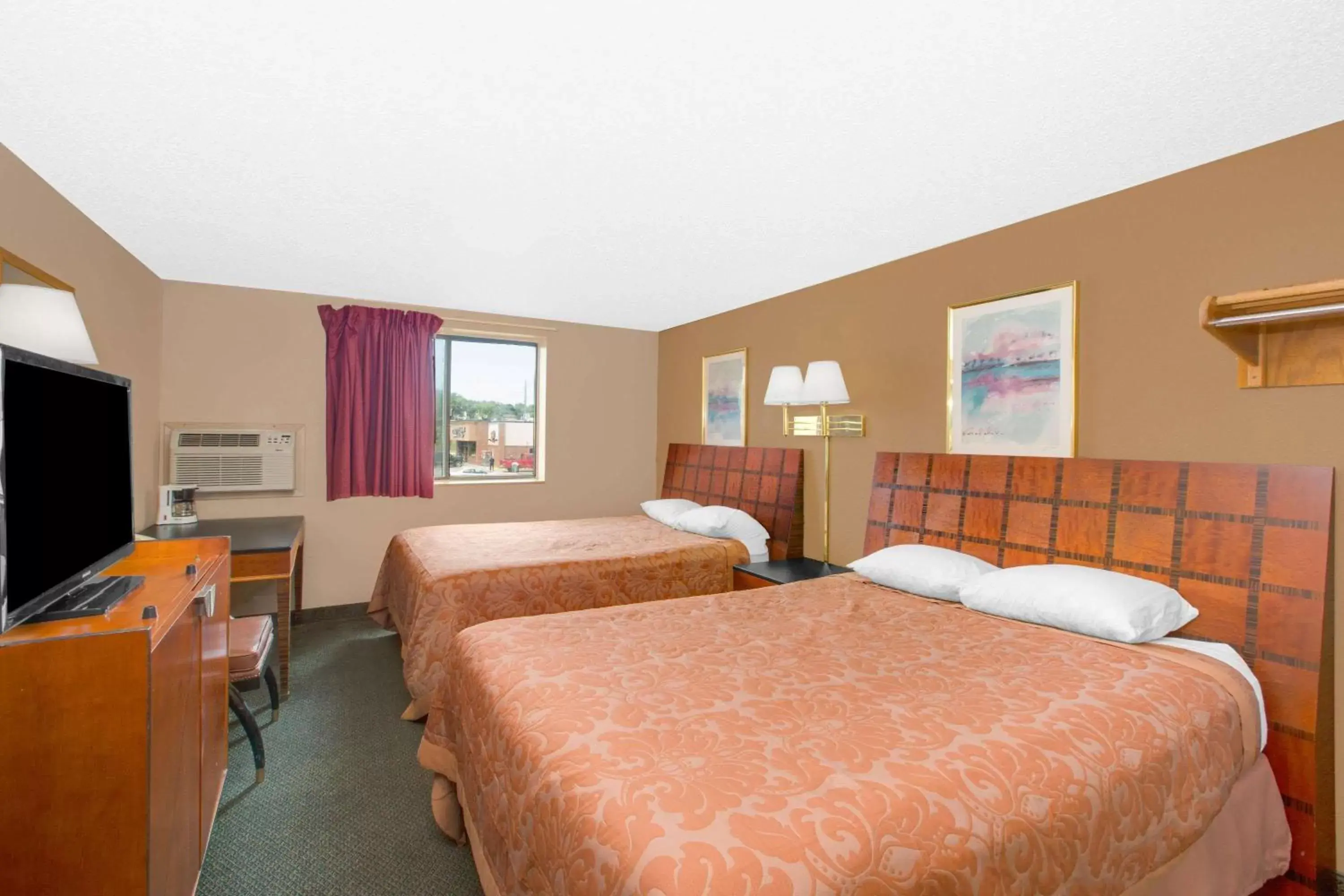 Photo of the whole room, Bed in Super 8 by Wyndham Sioux City/Morningside Area
