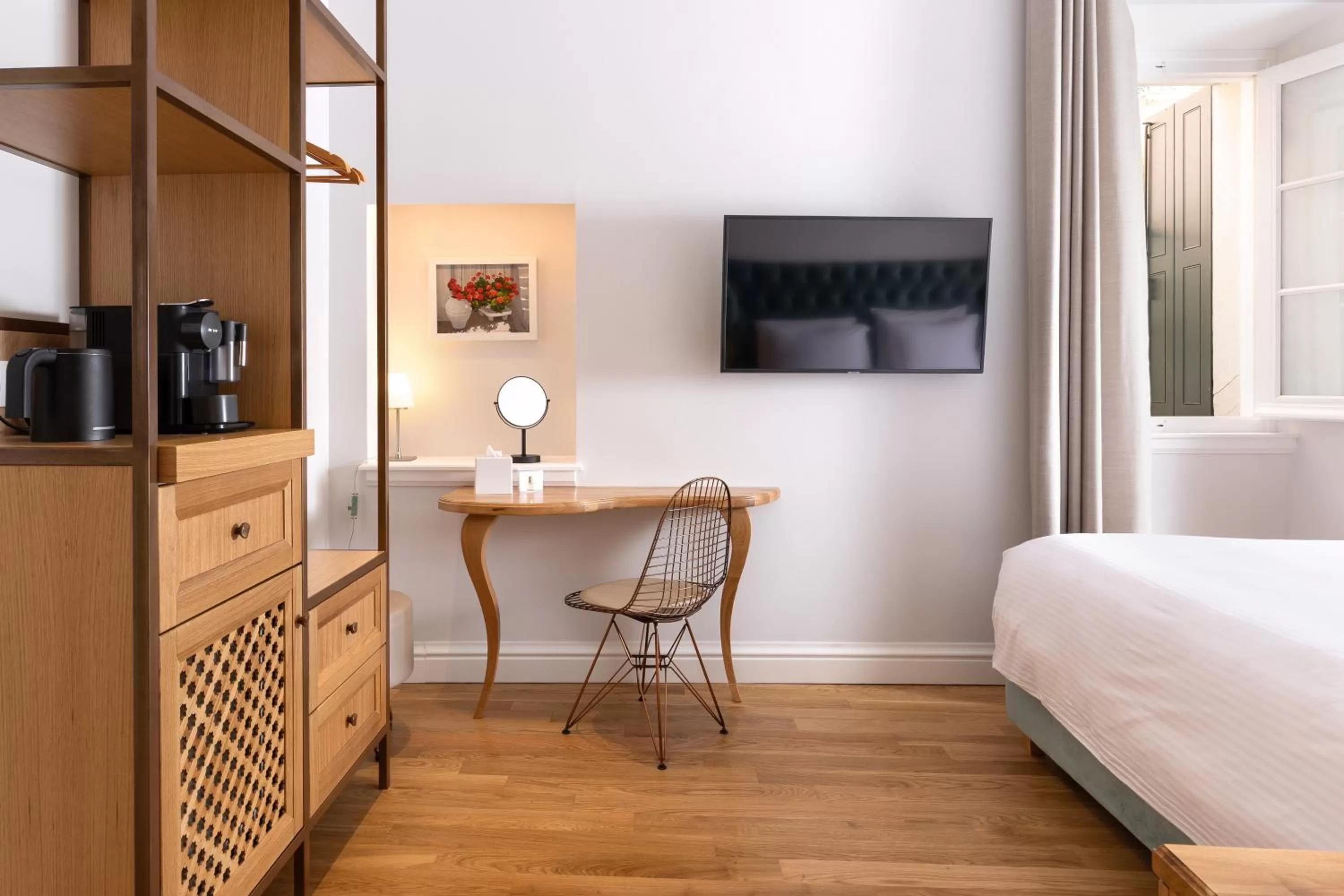 Seating area, Bed in Acanthus blue