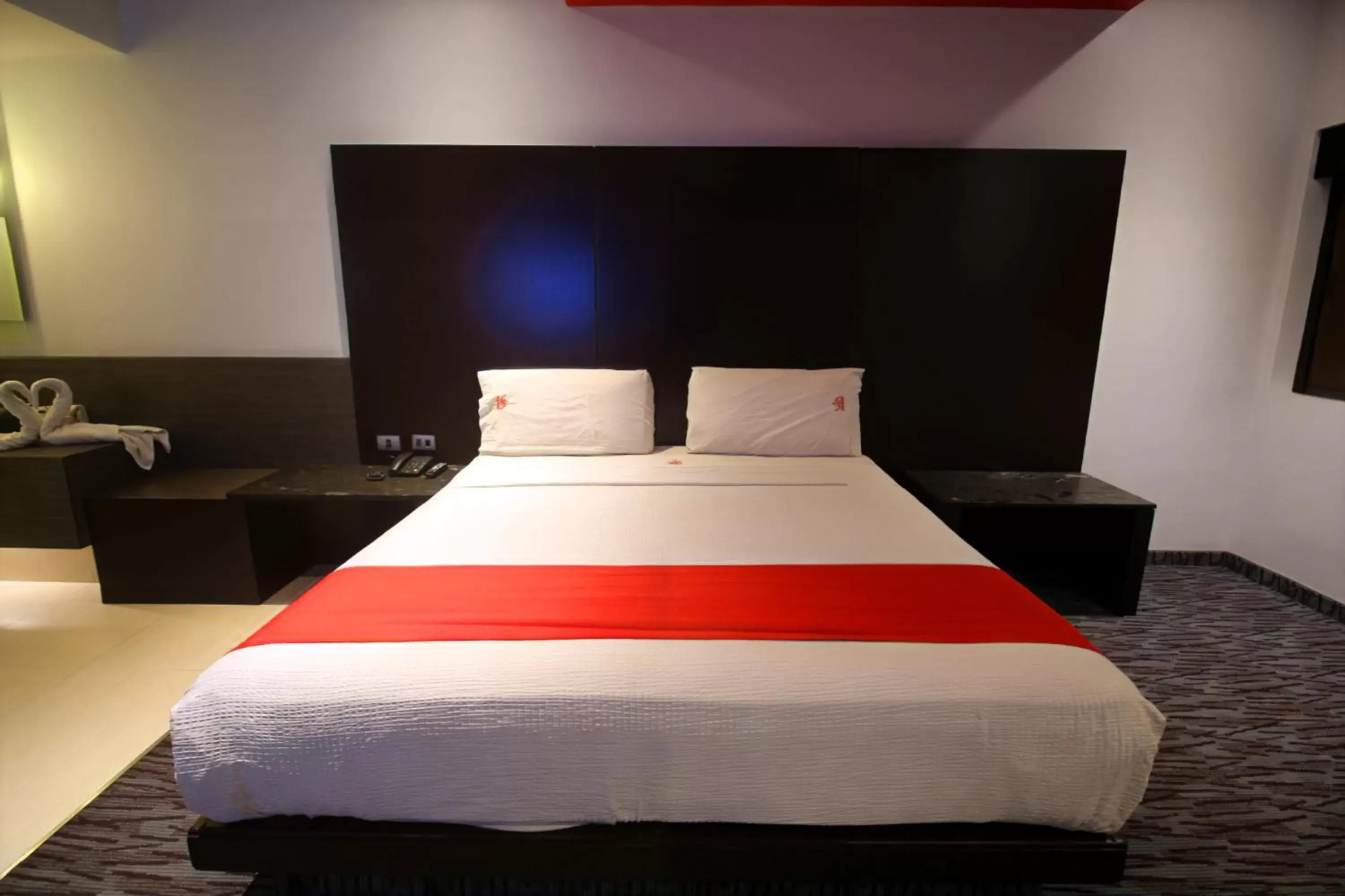 Bedroom, Bed in Motel Via
