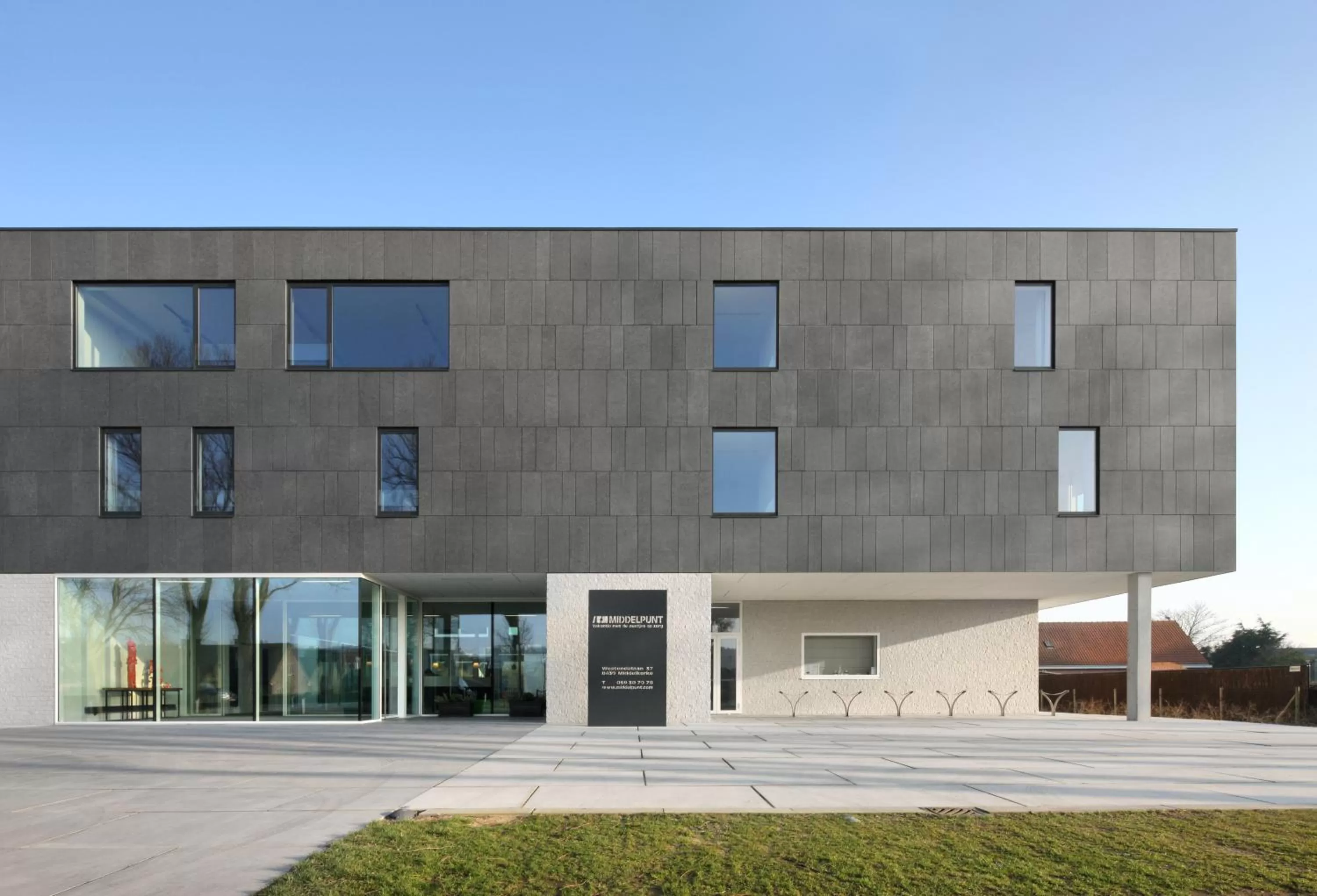 Facade/entrance in Hotel Middelpunt - Gratis Parking - Ontbijt inbegrepen! Nieuwjaarsbrunch 01 januari