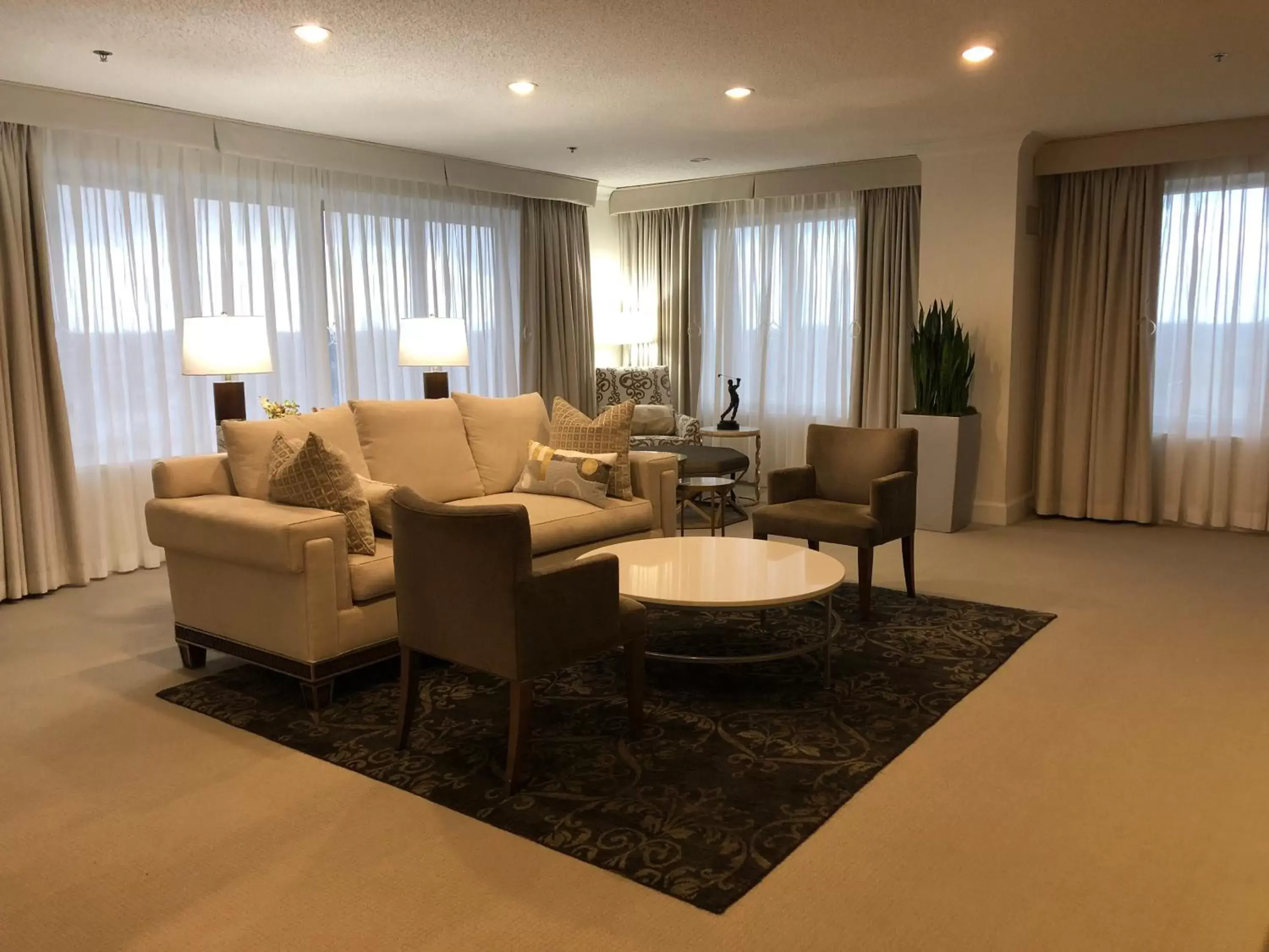 Bedroom in InterContinental Suites Hotel Cleveland, an IHG Hotel