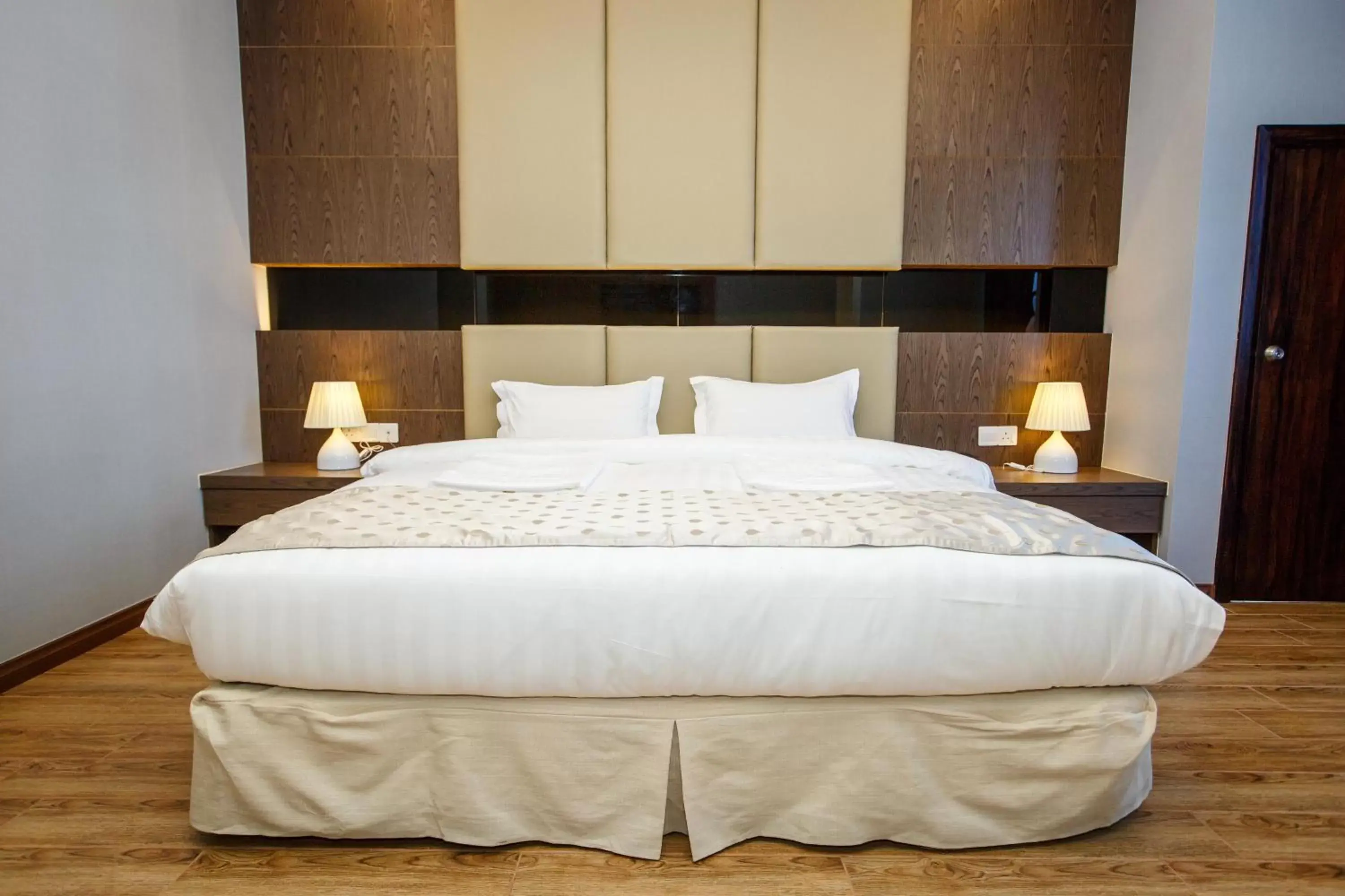 Bed in Lintas Platinum Hotel