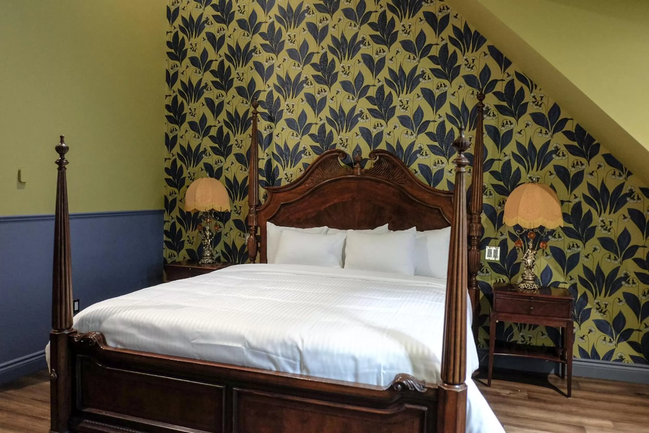 Bed in Niagara Grandview Boutique Hotel