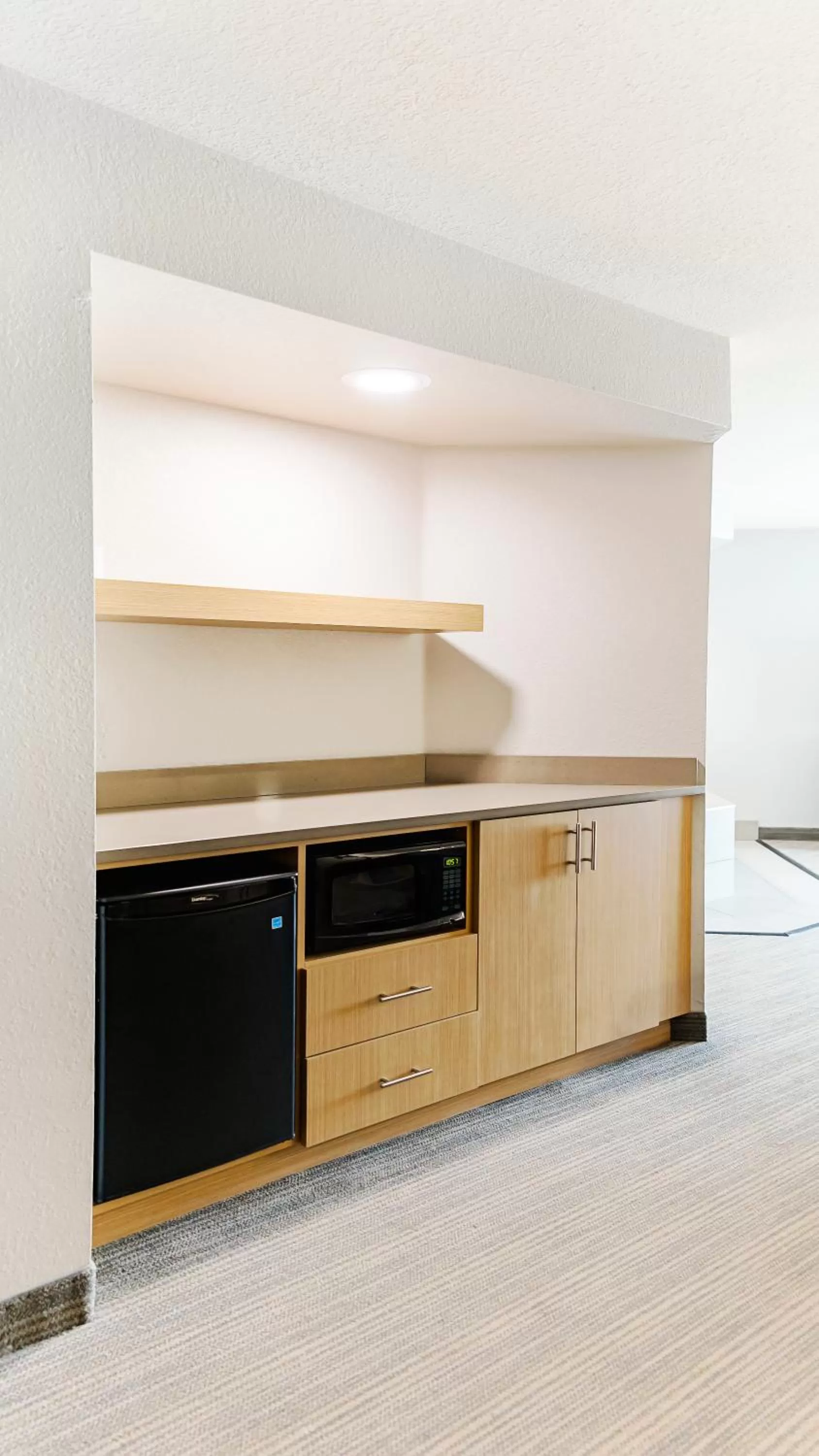 Kitchen or kitchenette in Country Inn & Suites by Radisson, Appleton Airport - Fox River Mall Area