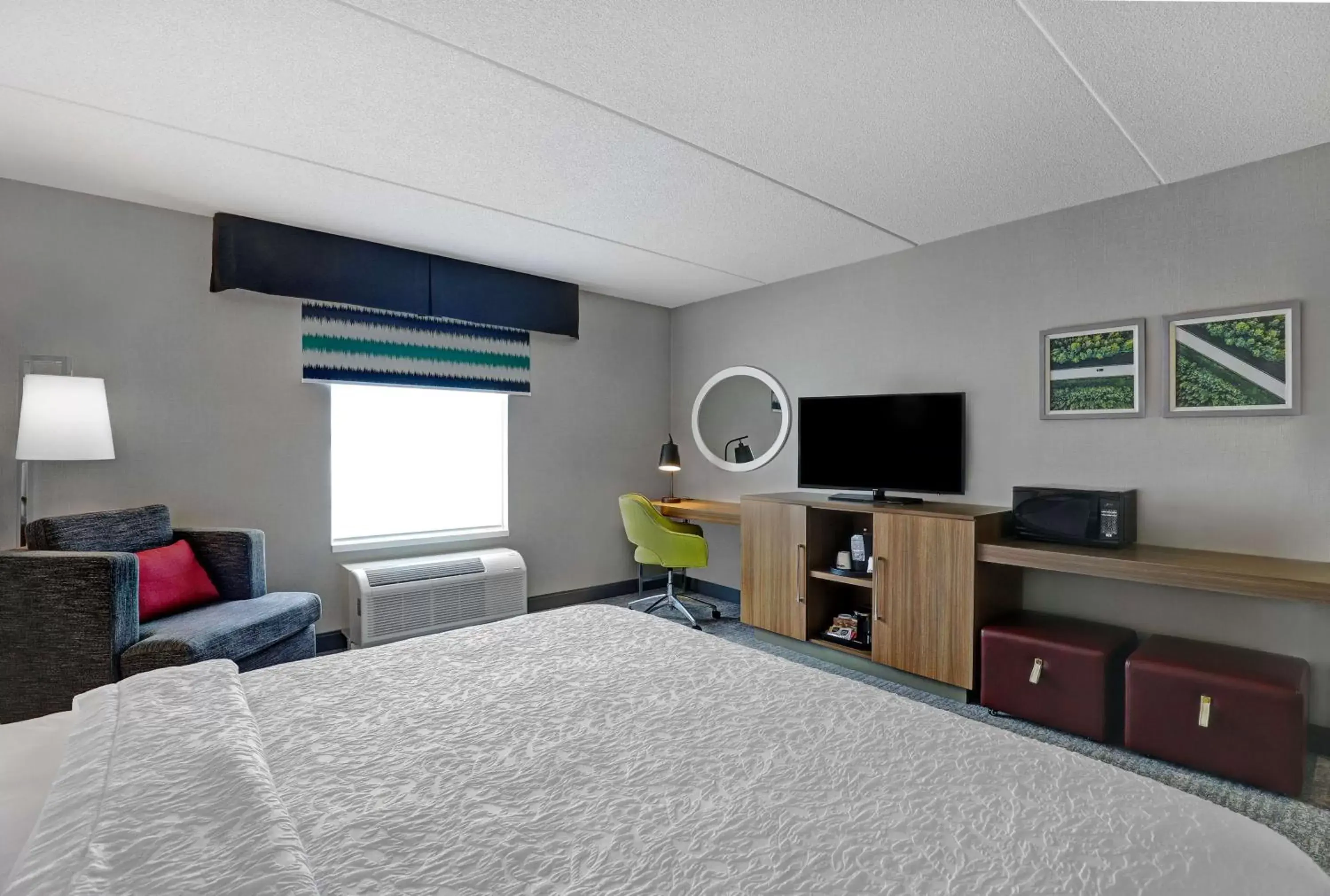 Bed, TV/Entertainment Center in Hampton Inn & Suites Belleville