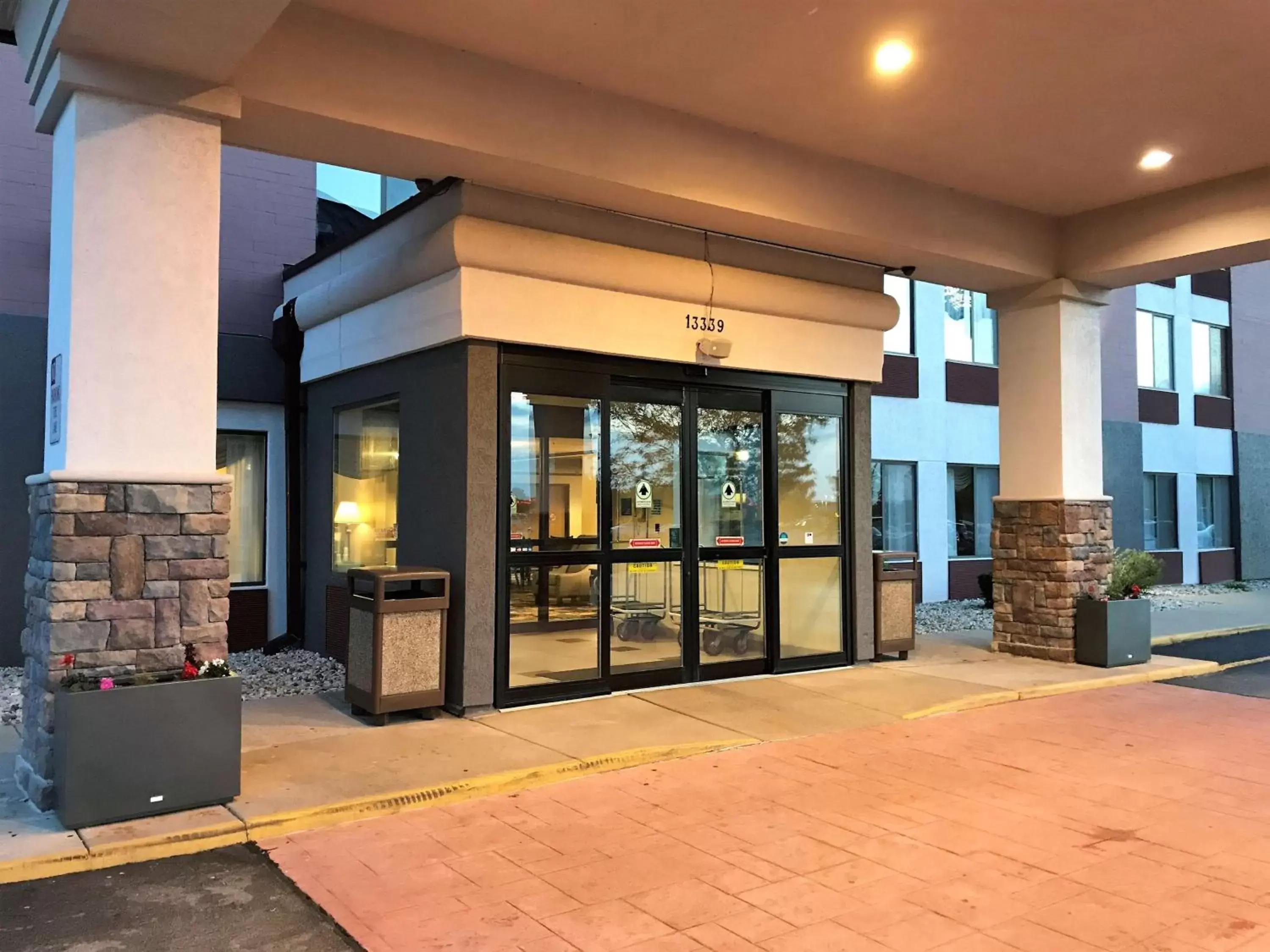 Property building in Country Inn & Suites by Radisson, Mt. Pleasant-Racine West, WI