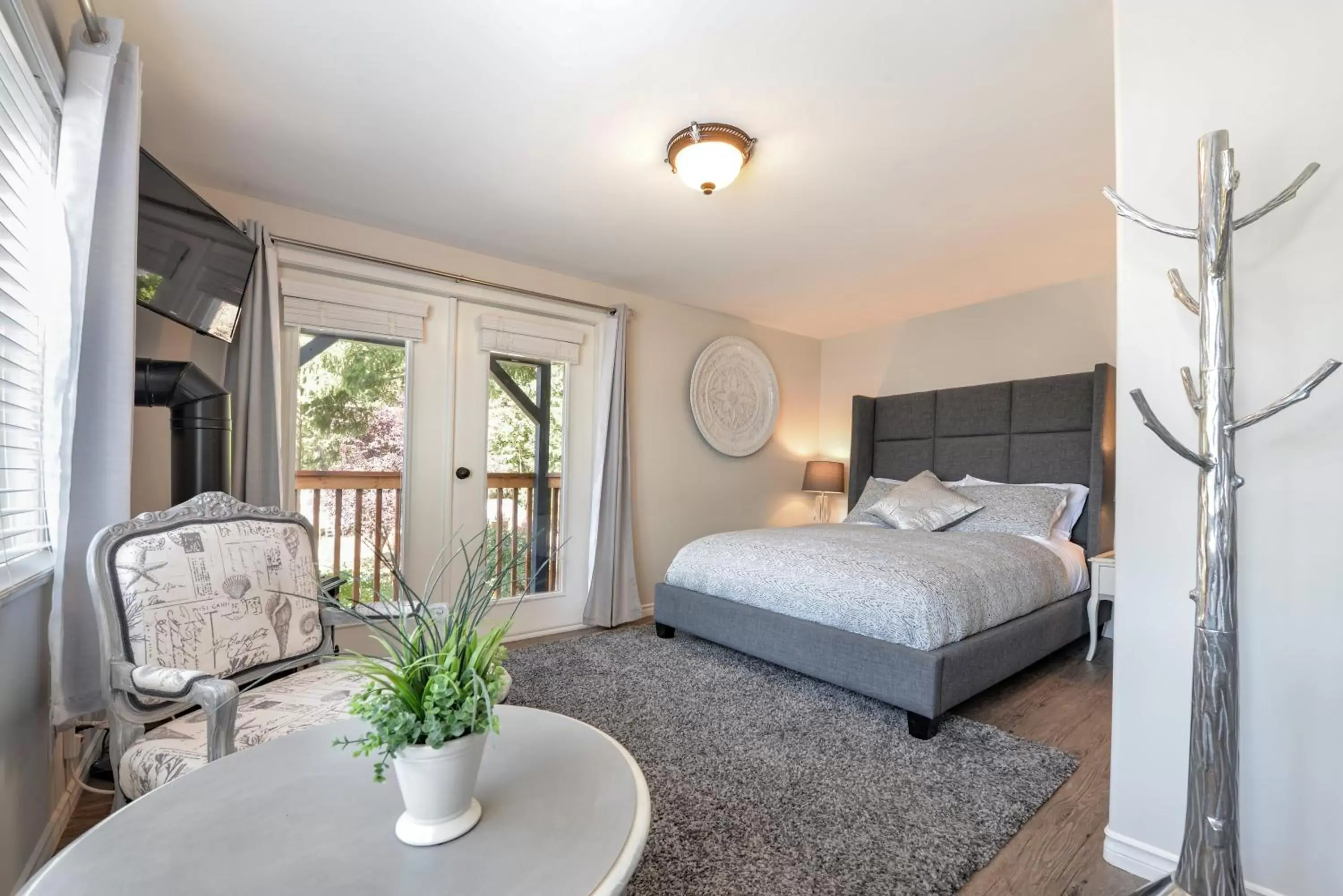 Queen Room with Sea View in Raven Point Inn Queen Room with Sea View in Raven Point Inn