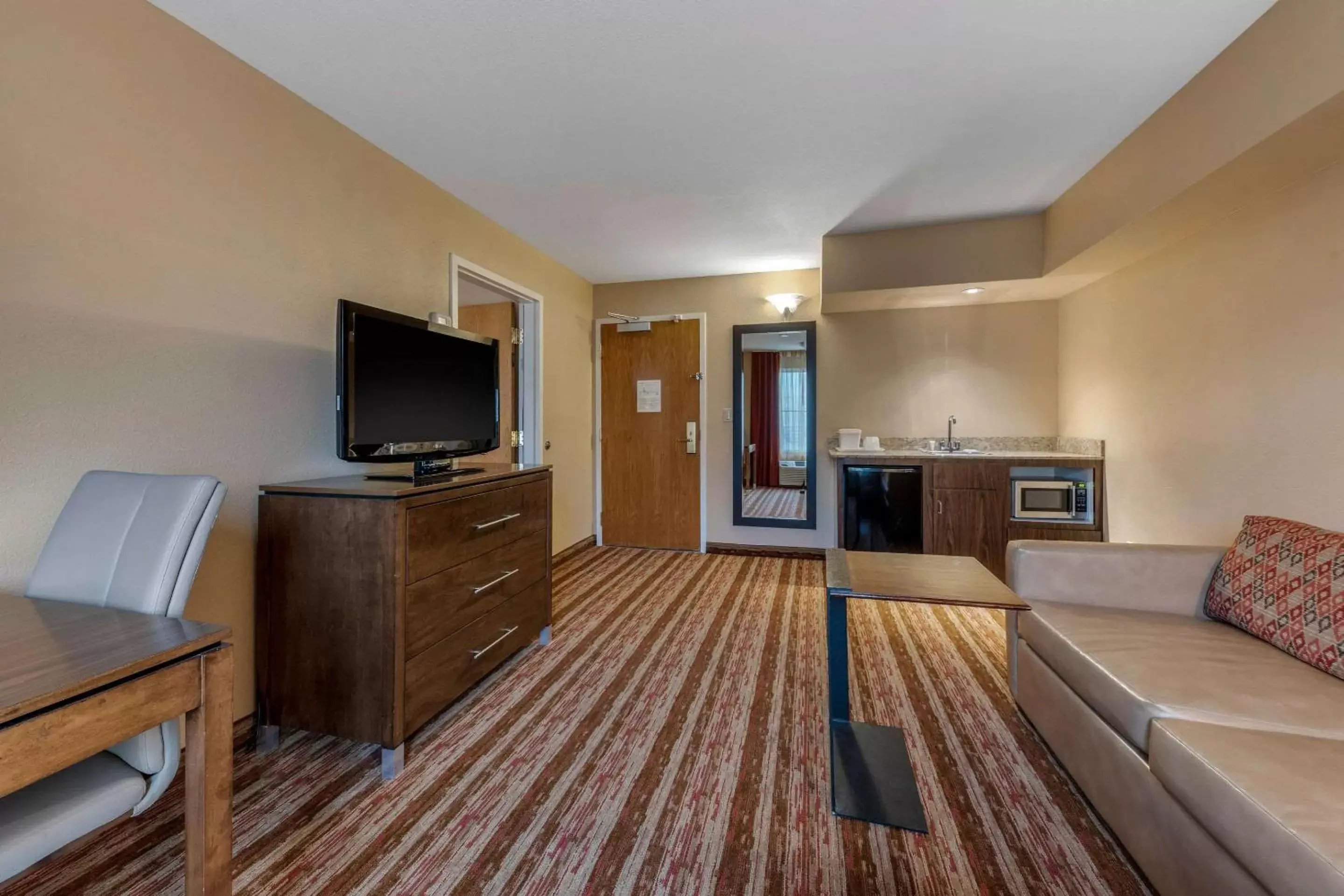 Photo of the whole room, TV/Entertainment Center in Comfort Inn South San Jose - Morgan Hill