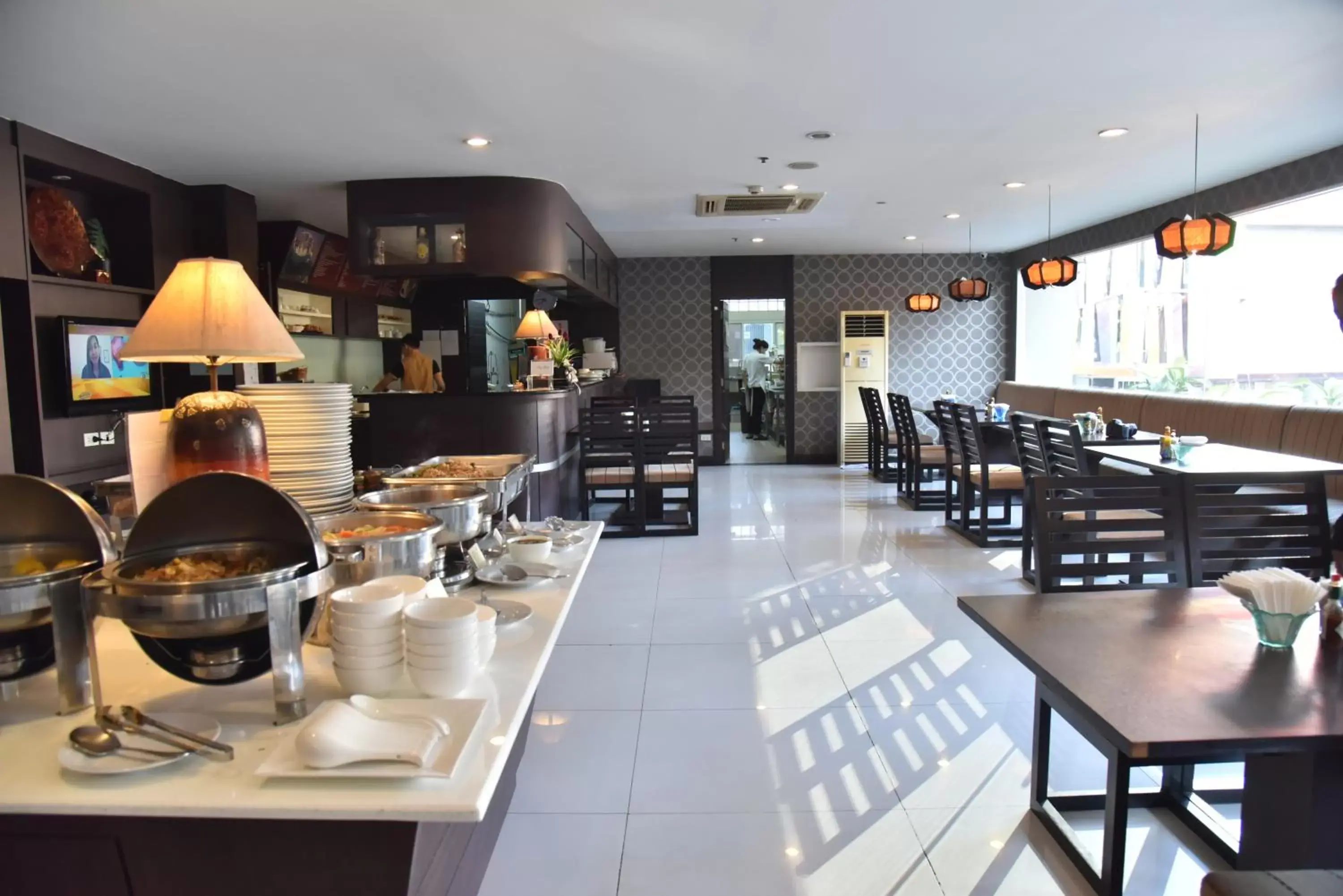 Restaurant/Places to Eat in Boss Suites Nana Hotel