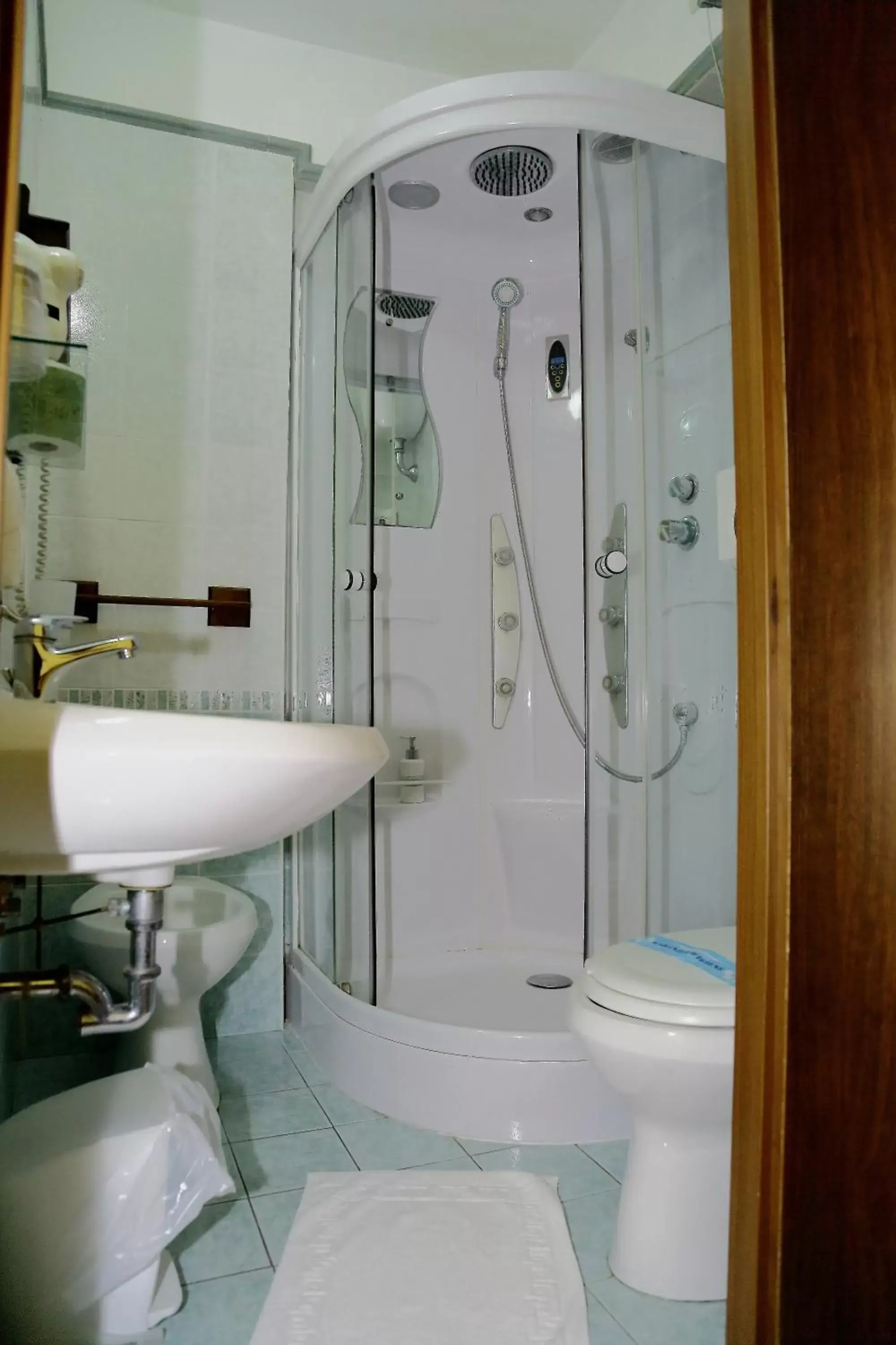 Shower, Bathroom in Hotel Sol Levante