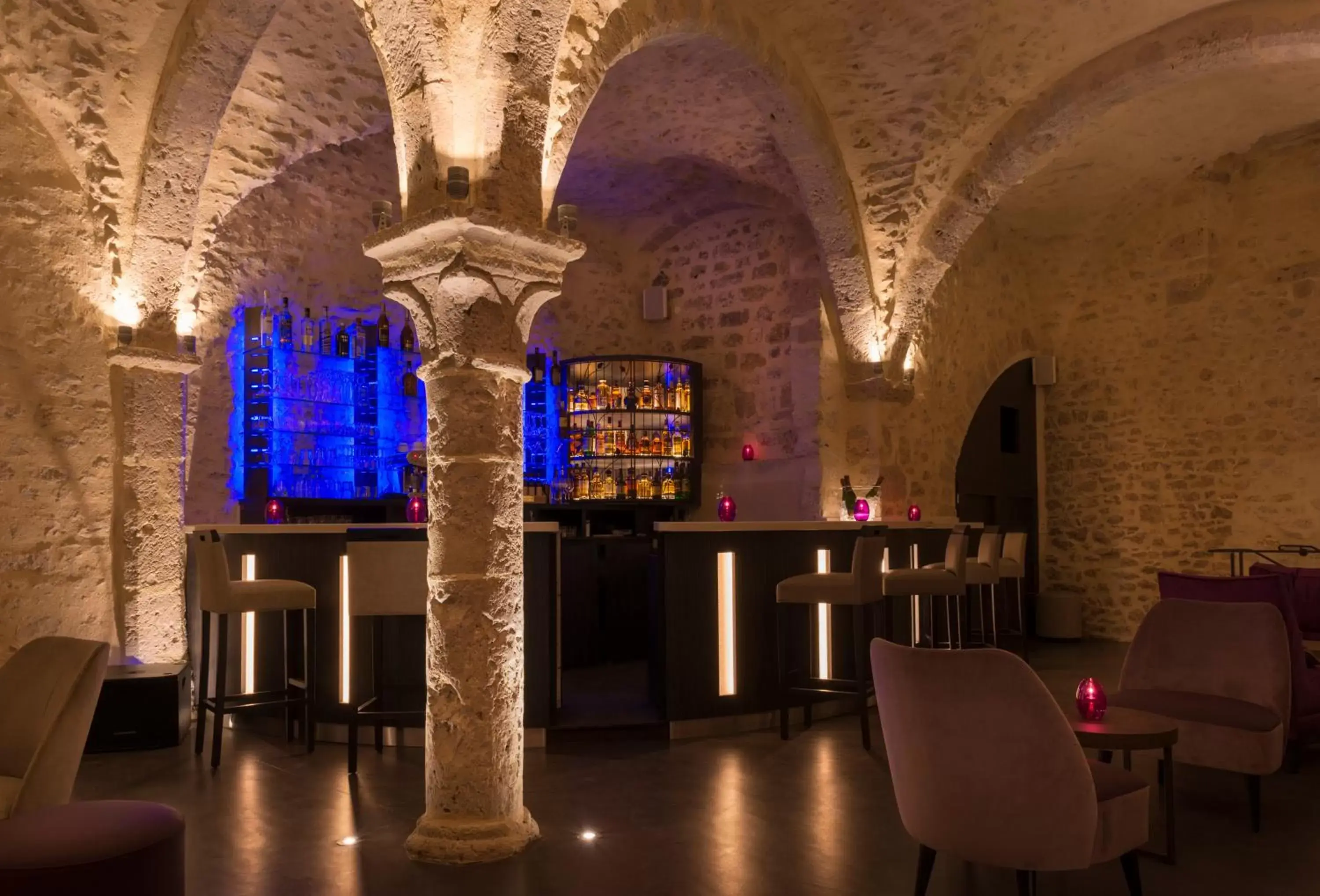 Lounge or bar in Hôtel Aux Vieux Remparts, The Originals Relais