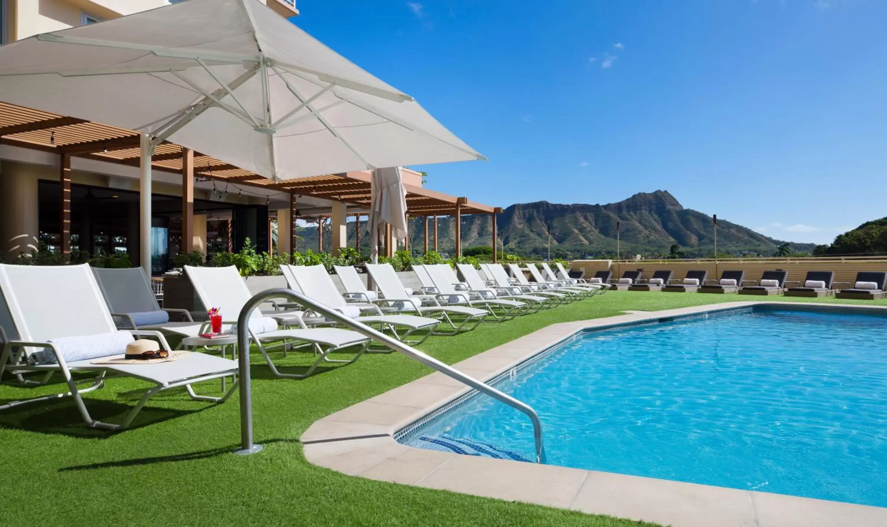 Swimming Pool in Queen Kapiolani Hotel