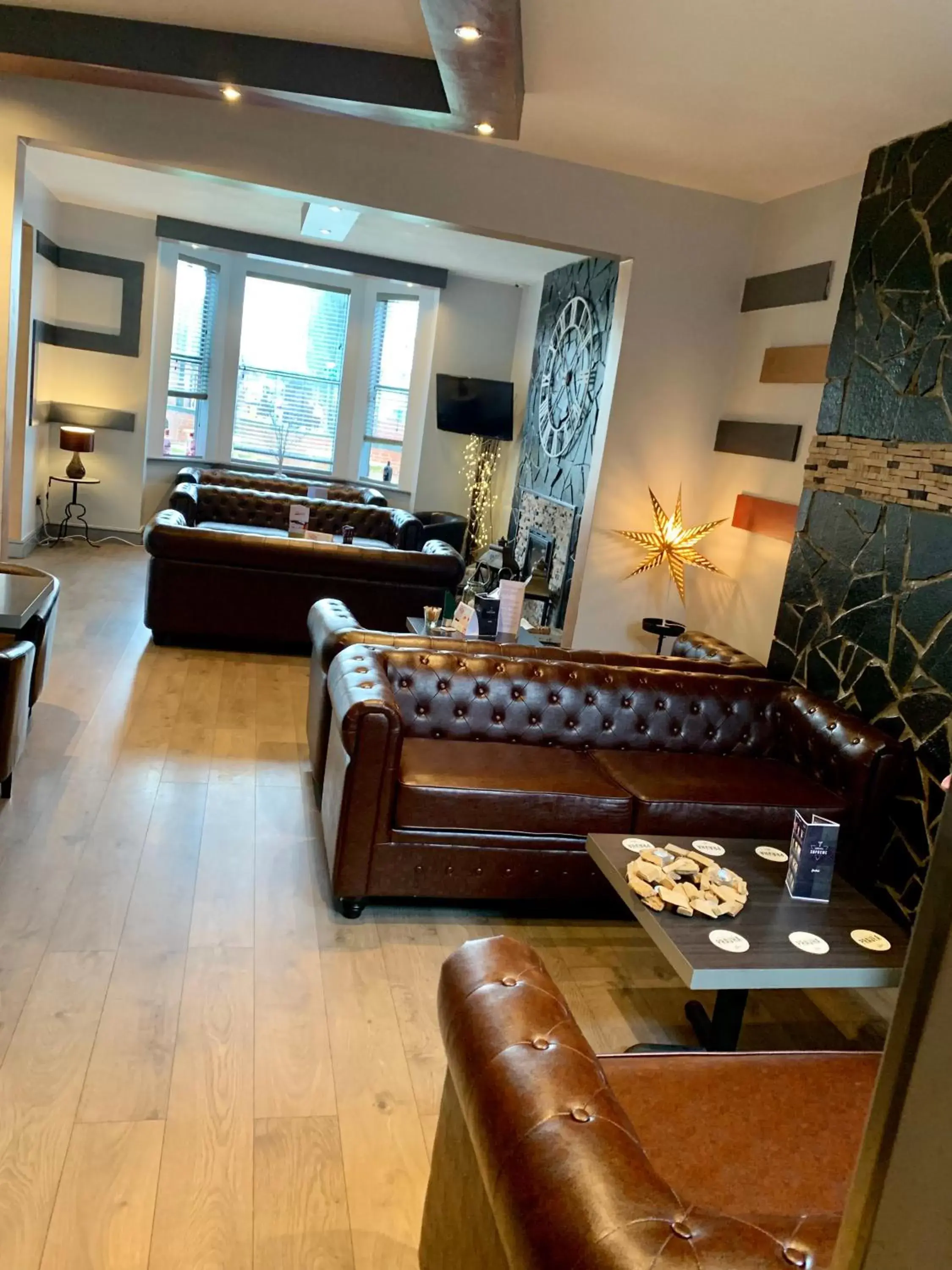 Lounge or bar, Seating Area in Bennetts Hotel