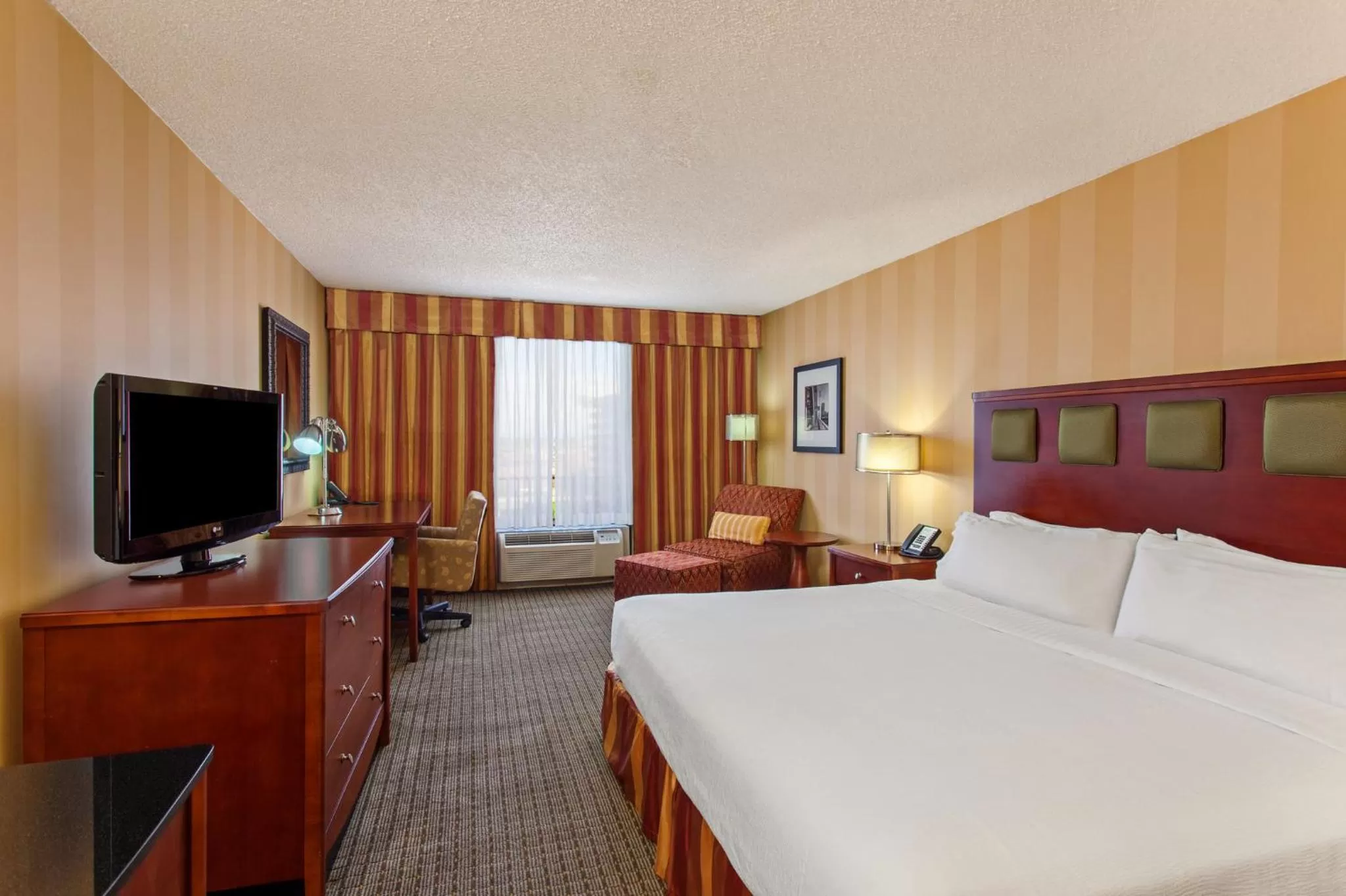 Photo of the whole room, Bed in Holiday Inn Sacramento Downtown-Arena by IHG