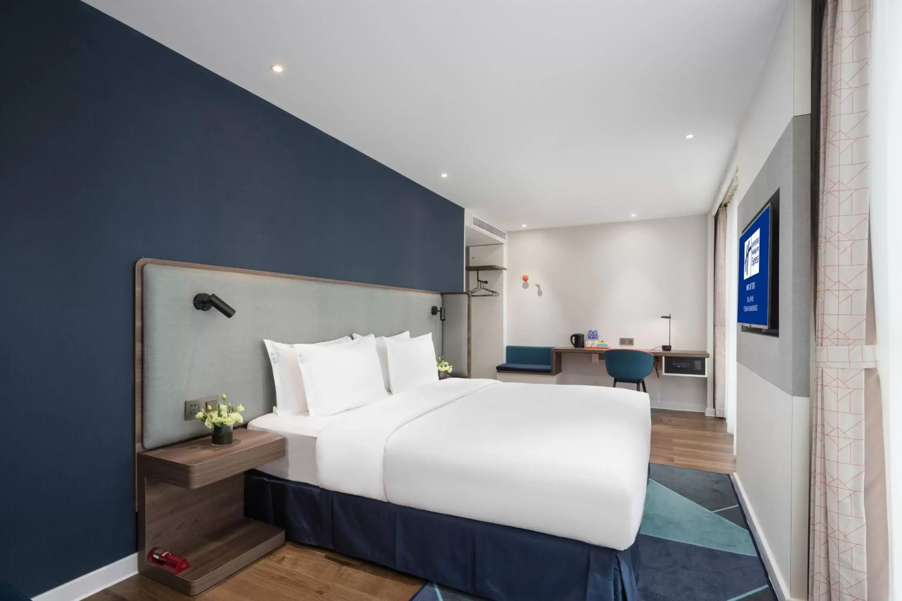 Photo of the whole room, Bed in Holiday Inn Express Foshan Chancheng by IHG Photo of the whole room, Bed in Holiday Inn Express Foshan Chancheng by IHG