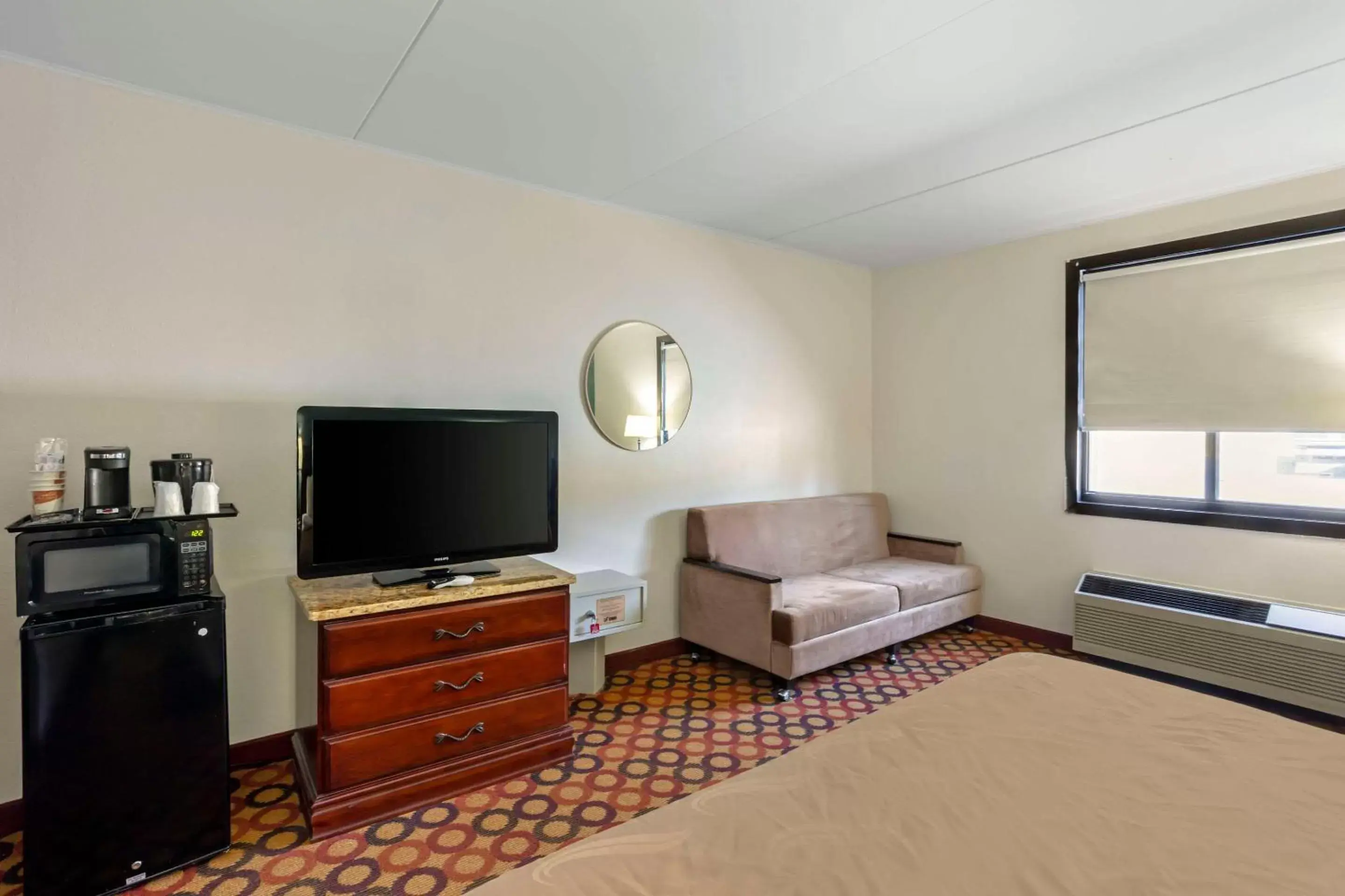 Bedroom, TV/Entertainment Center in Quality Inn Riverview Enola-Harrisburg
