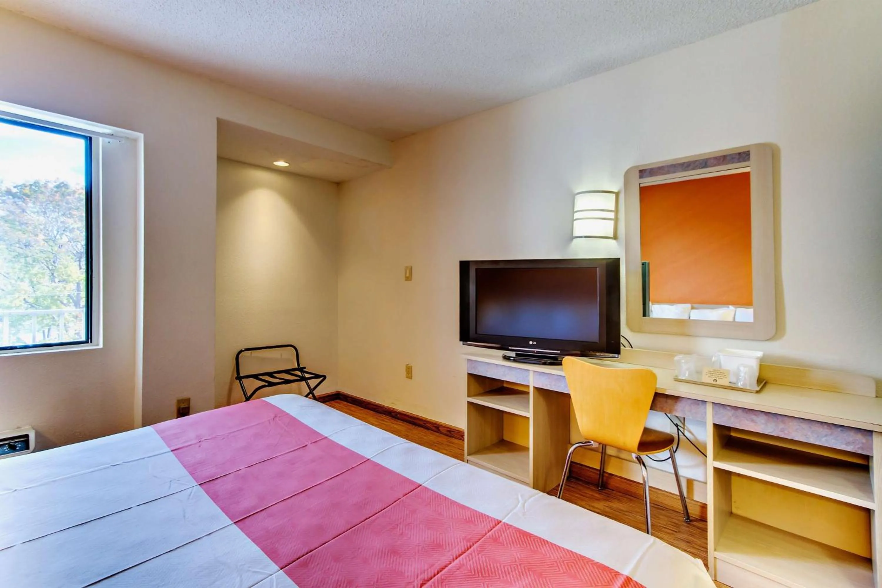 TV and multimedia, Bed in Motel 6-Washington, DC