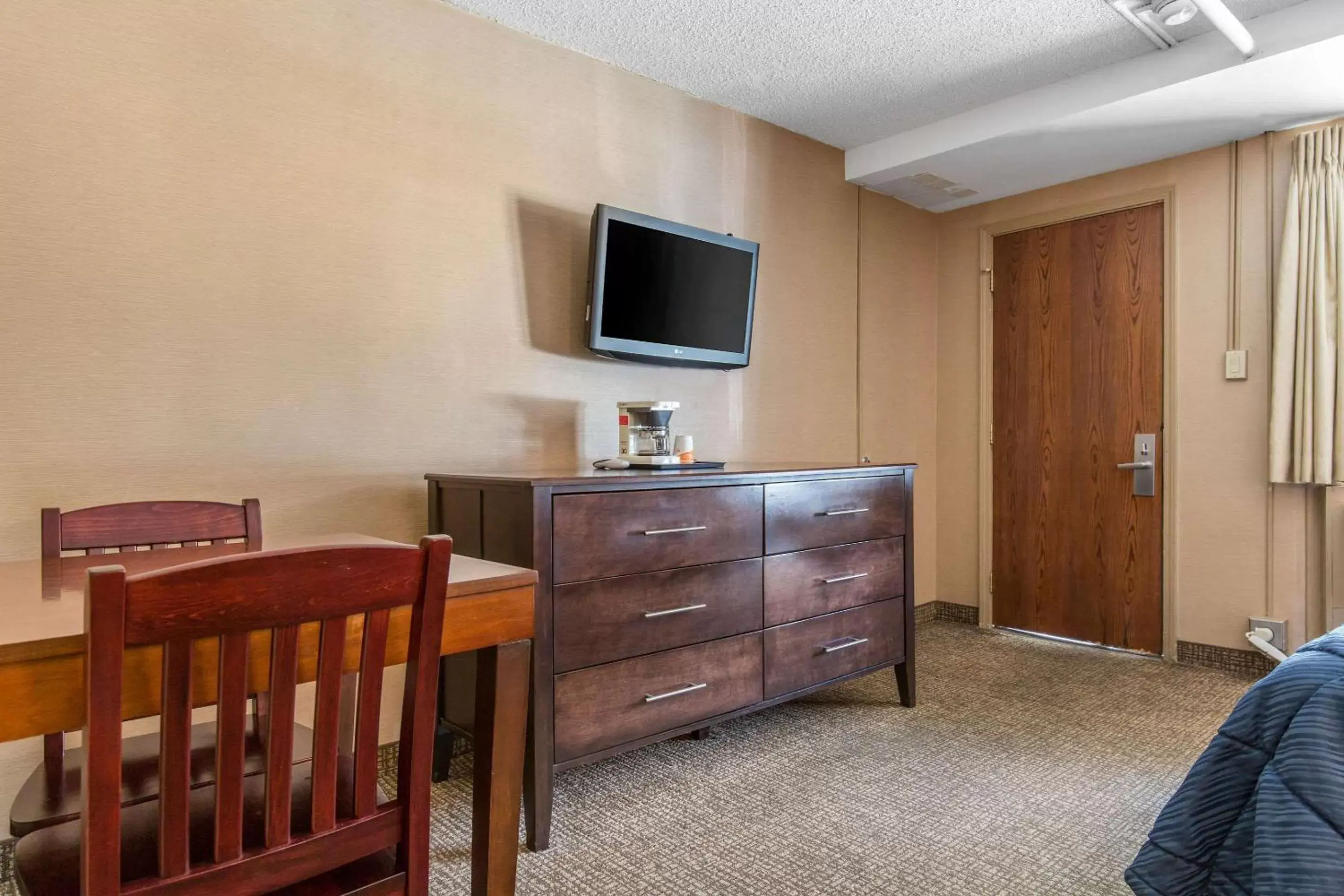 Photo of the whole room, TV/Entertainment Center in Rodeway Inn Chicago