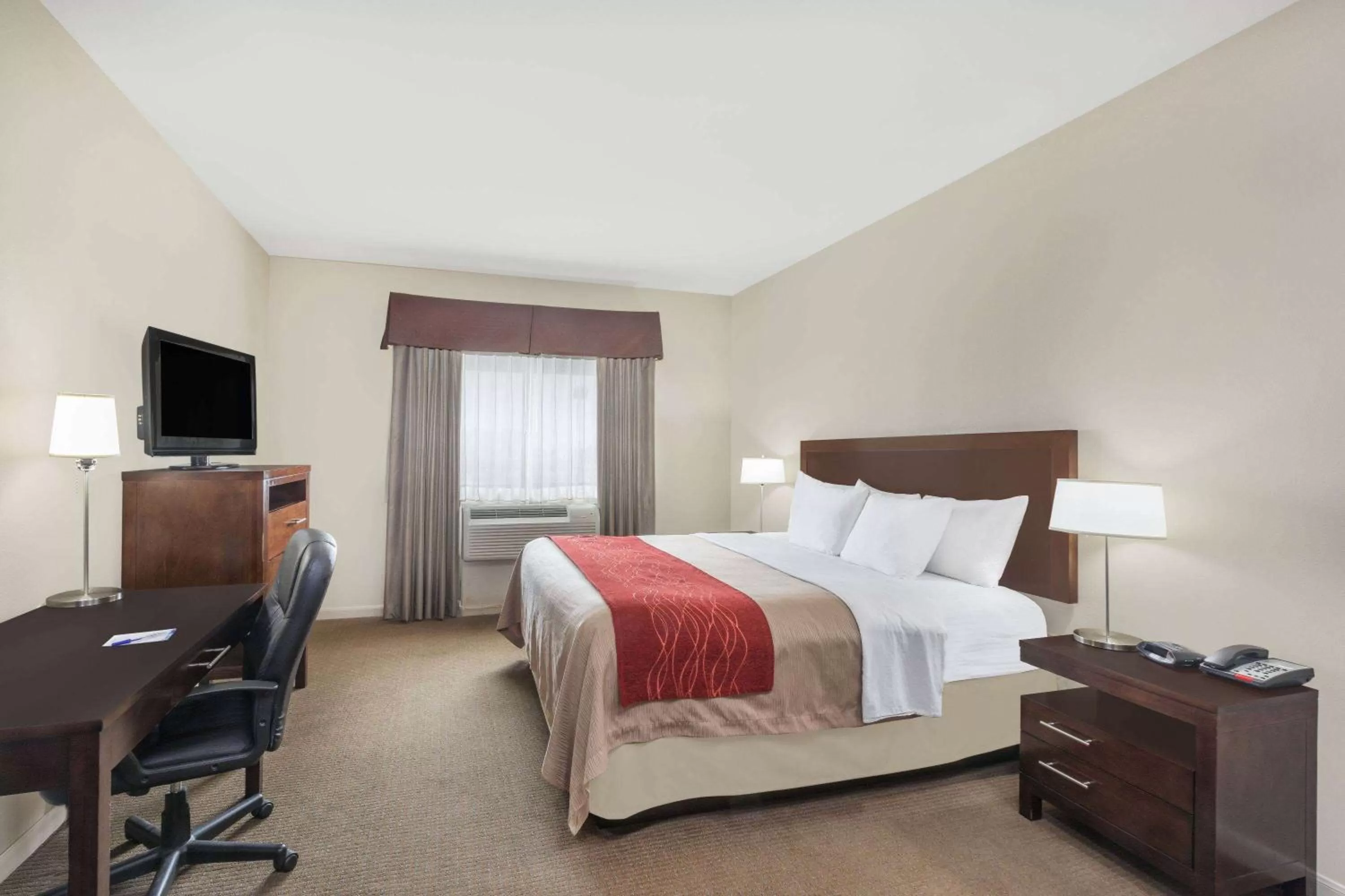 Photo of the whole room, Bed in Baymont by Wyndham Columbus