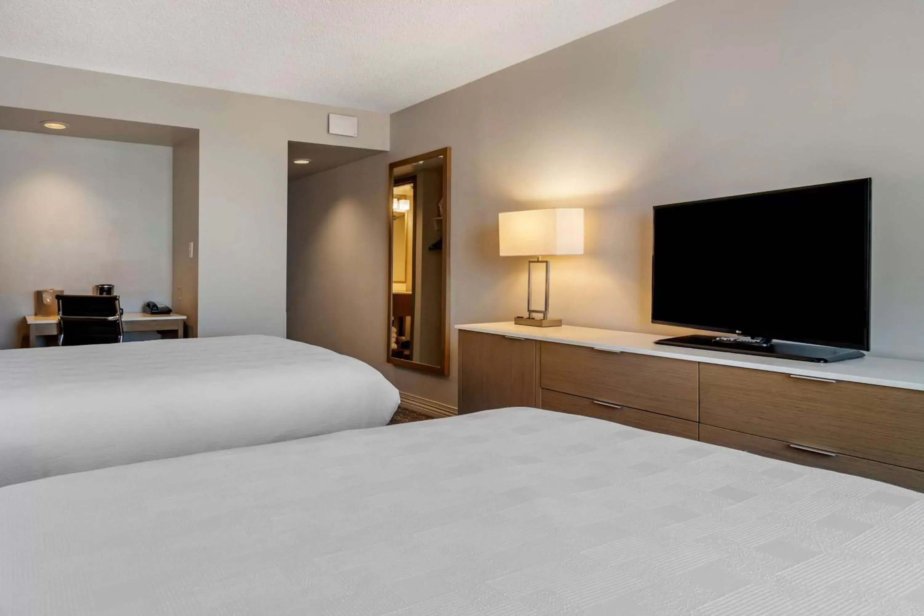 Bedroom, Bed in Best Western Plus Vancouver Airport Hotel Bedroom, Bed in Best Western Plus Vancouver Airport Hotel