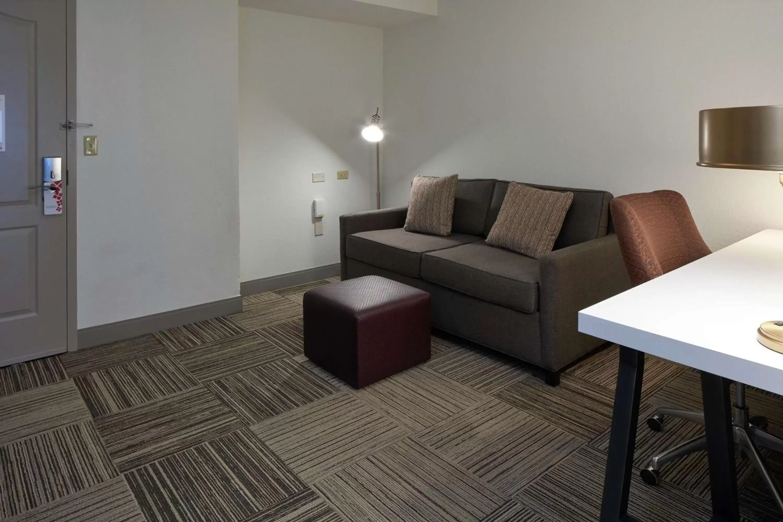 Bedroom, Seating Area in Hilton Garden Inn Evansville