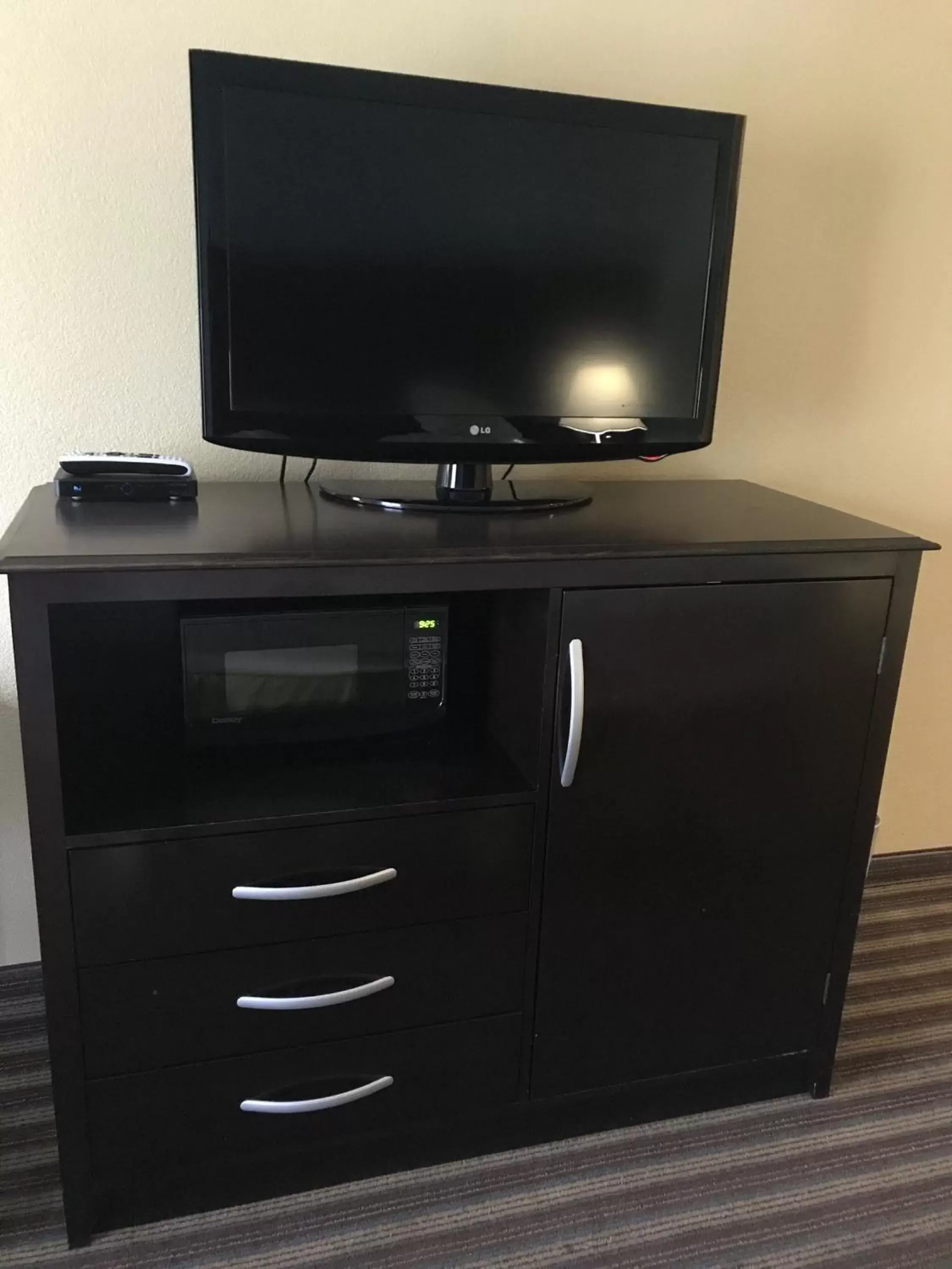 TV and multimedia, TV/Entertainment Center in Best Western Plus Goodman Inn & Suites