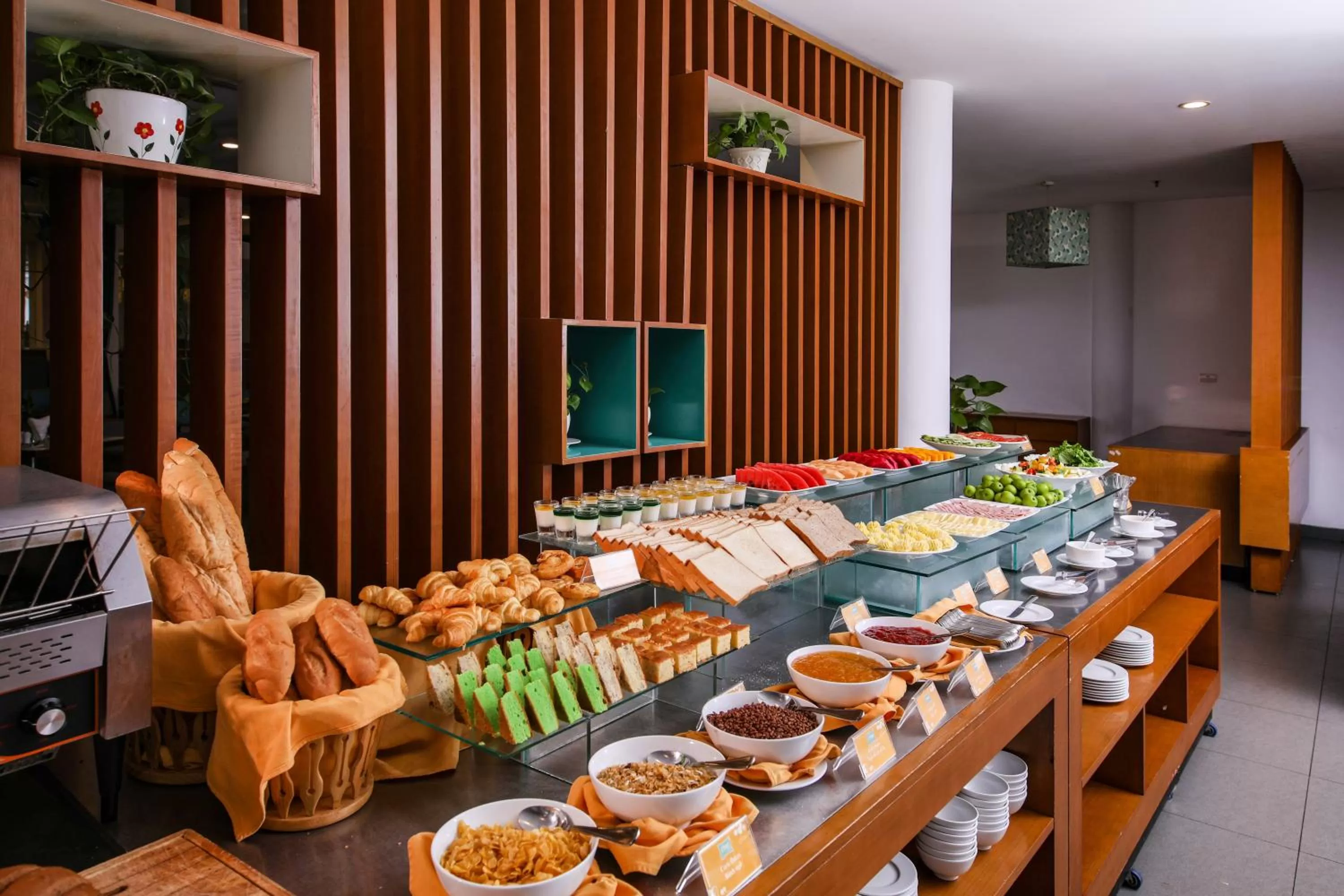 Buffet breakfast in ÊMM Hotel Hoi An