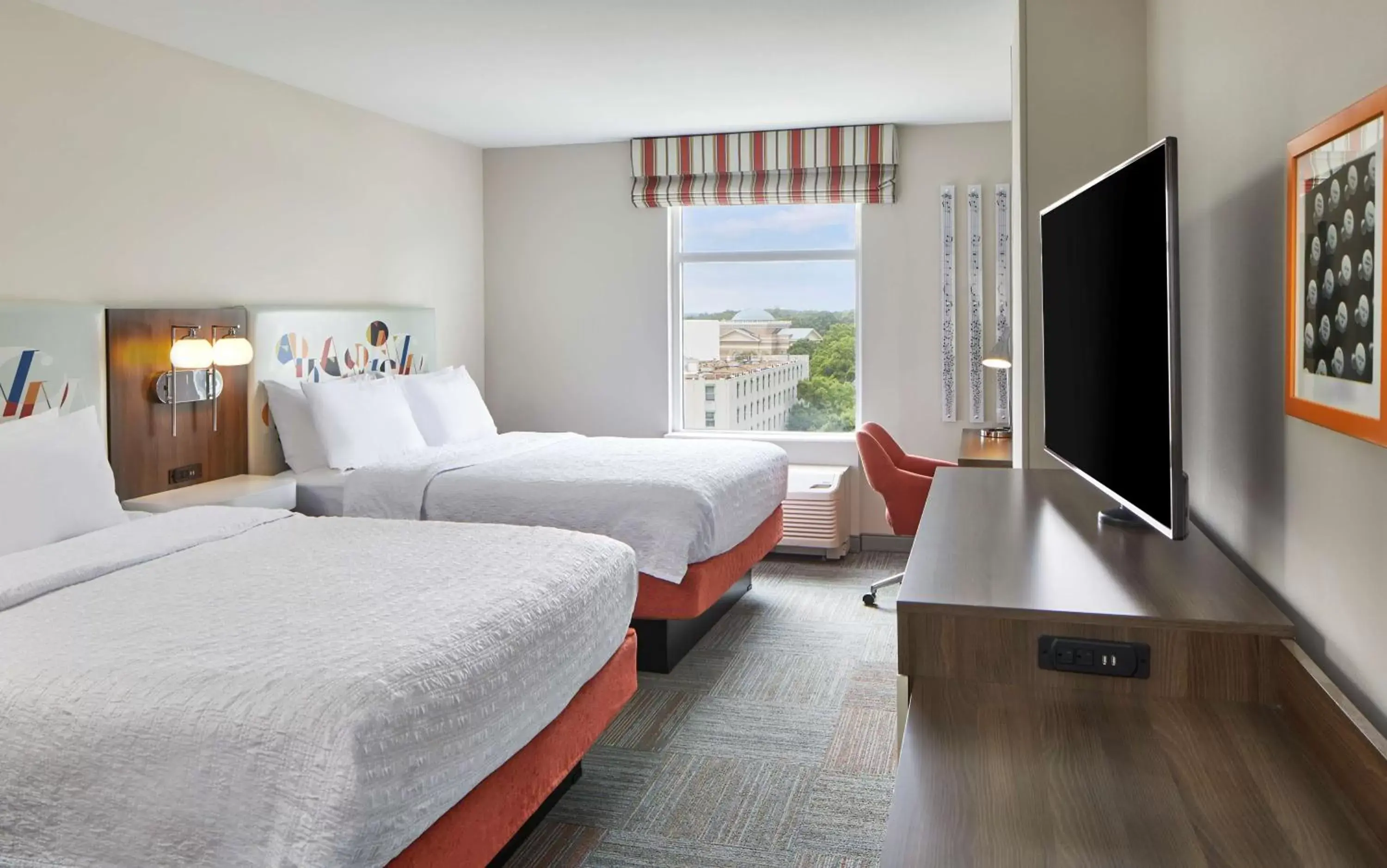 Bedroom in Hampton Inn & Suites Atlanta-Midtown, Ga