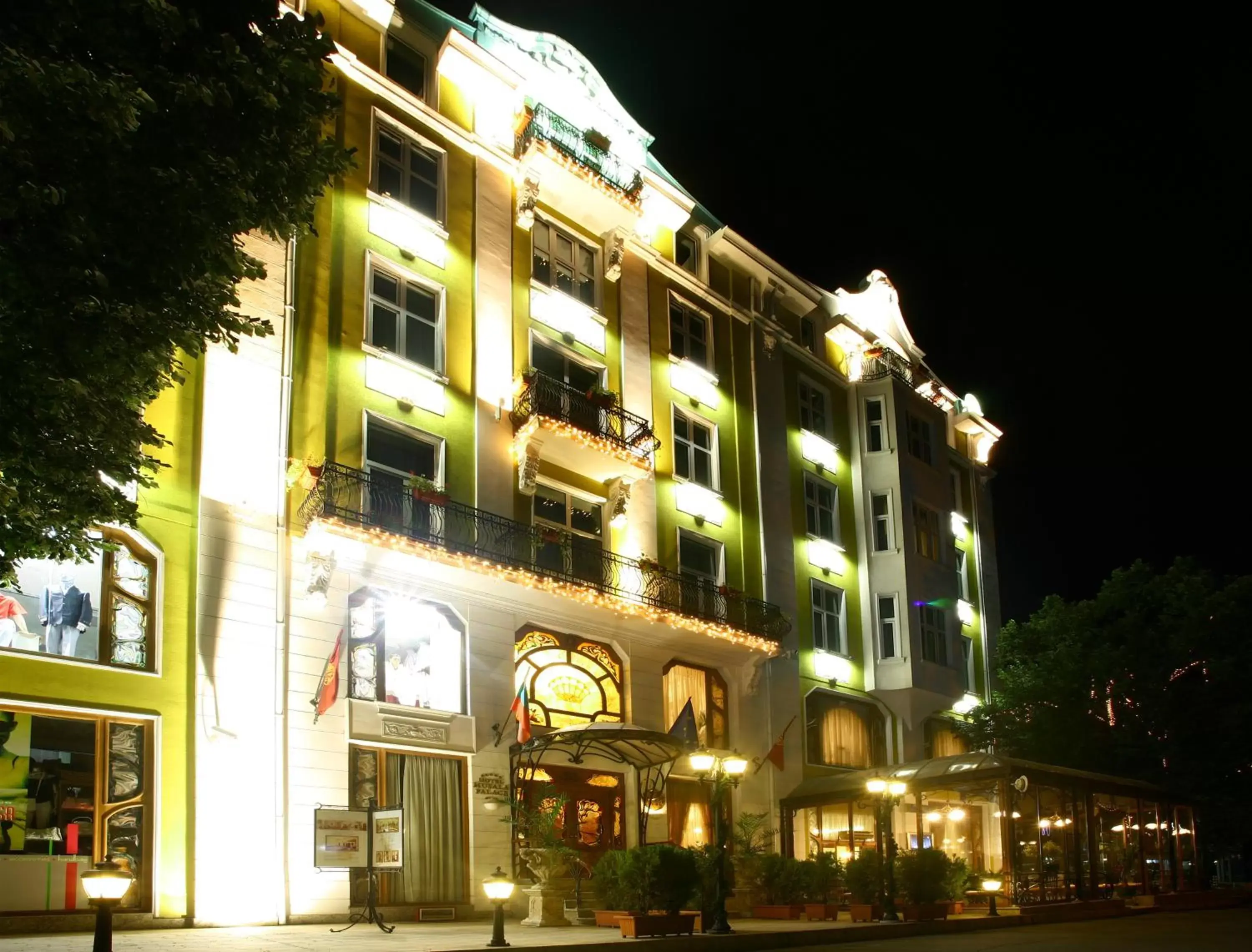 Facade/entrance in Grand Hotel London Facade/entrance in Grand Hotel London