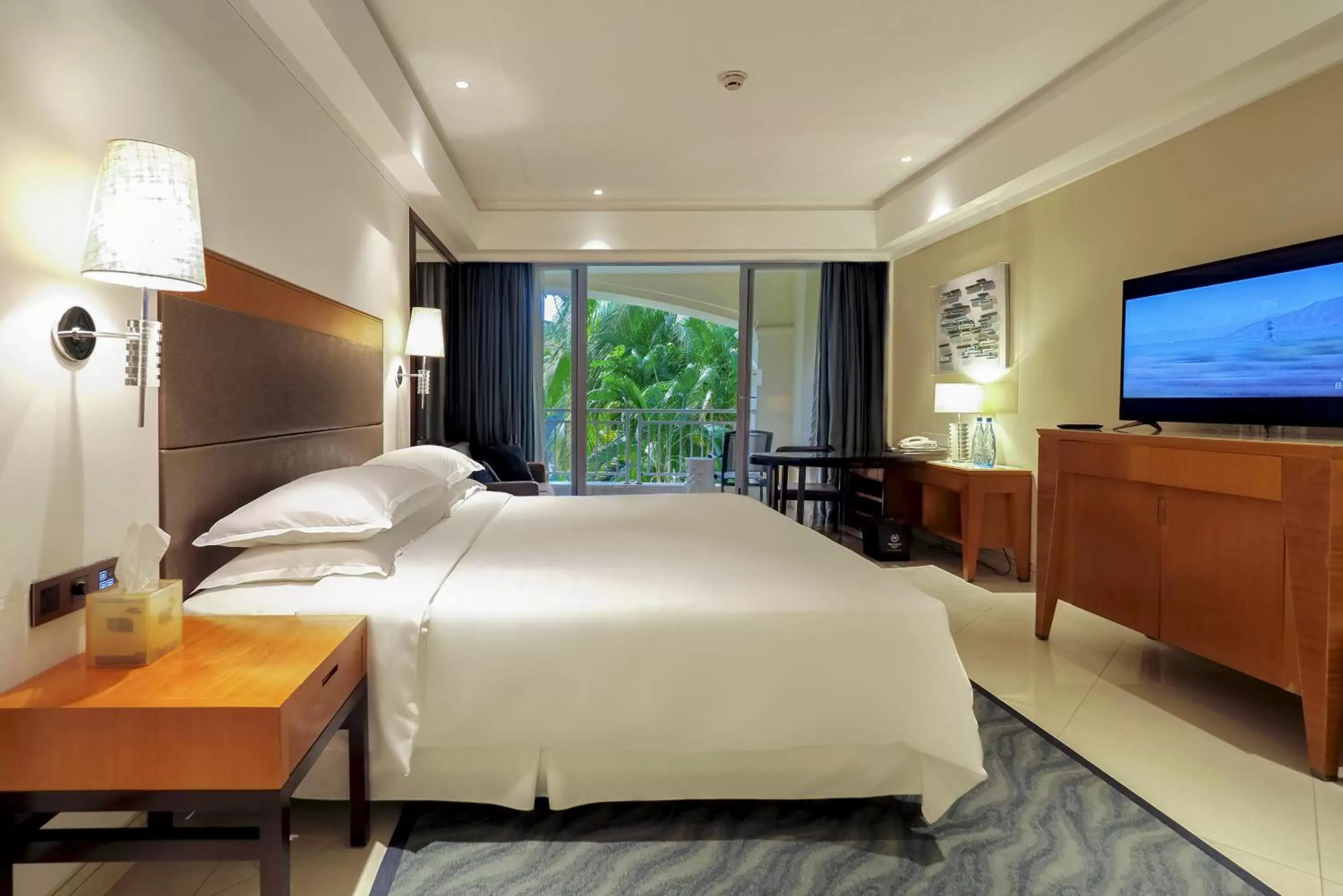 Photo of the whole room, Bed in Sheraton Haikou Hotel