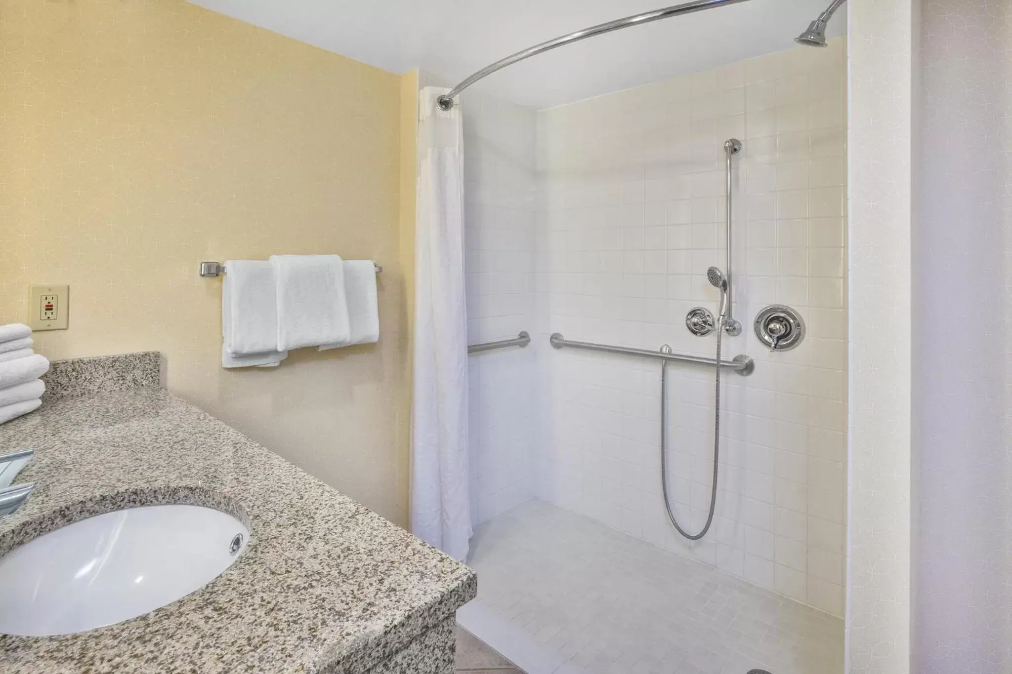 Photo of the whole room, Bathroom in Holiday Inn National Airport/Crystal City, an IHG Hotel