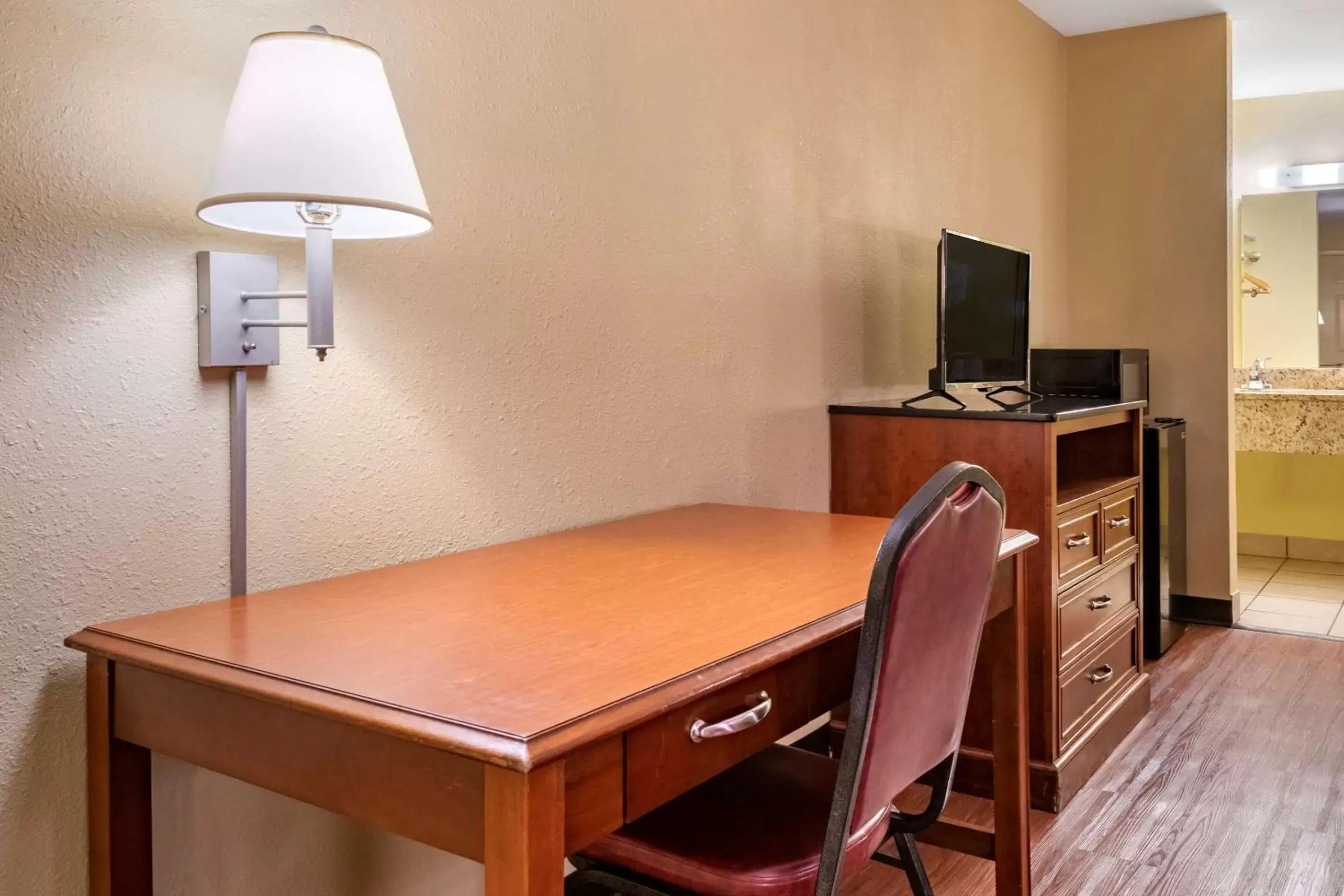 Photo of the whole room, TV/Entertainment Center in Econo Lodge Inn & Suites Maingate Central