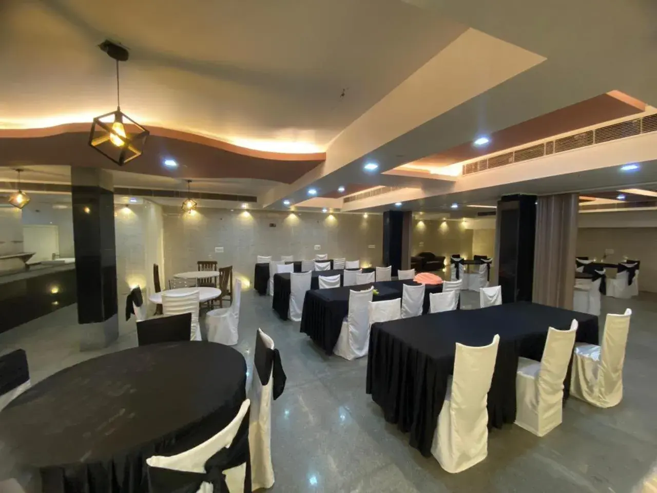 Breakfast, Banquet Facilities in Airport Hotel Vishal Residency