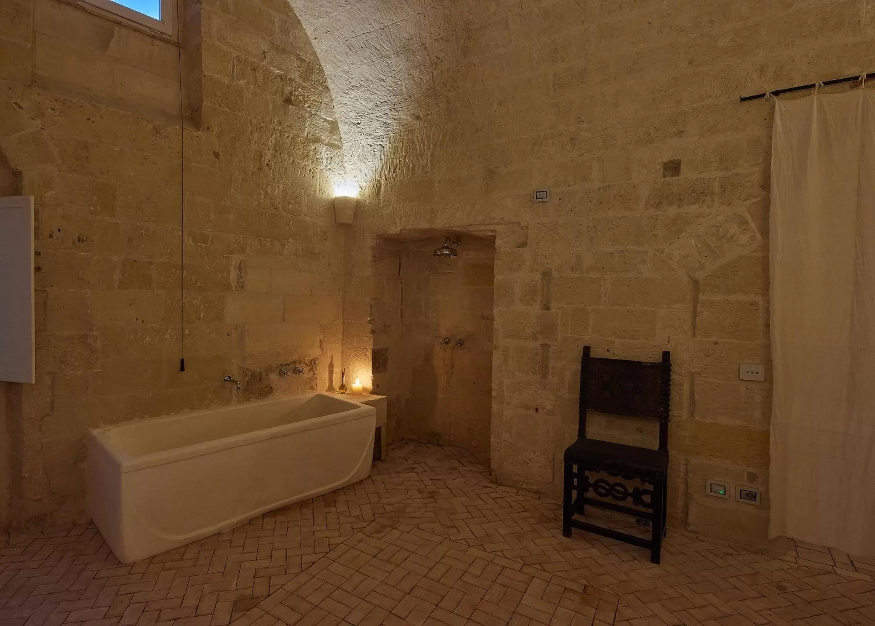 Bath, Bed in Sextantio Le Grotte Della Civita