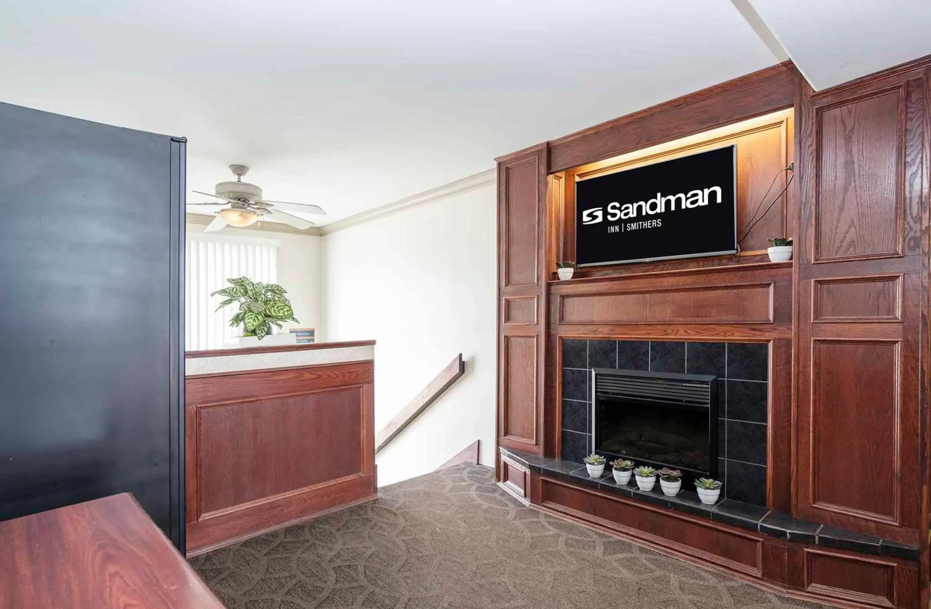 Lobby or reception, TV/Entertainment Center in Sandman Inn Smithers