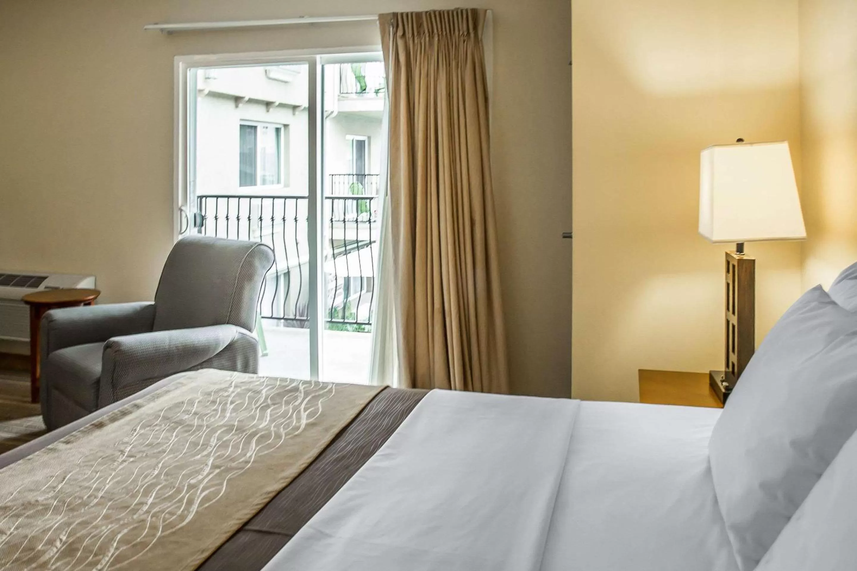 Standard Room, 1 King Bed, Balcony, Non Smoking in Comfort Inn Cockatoo Near LAX