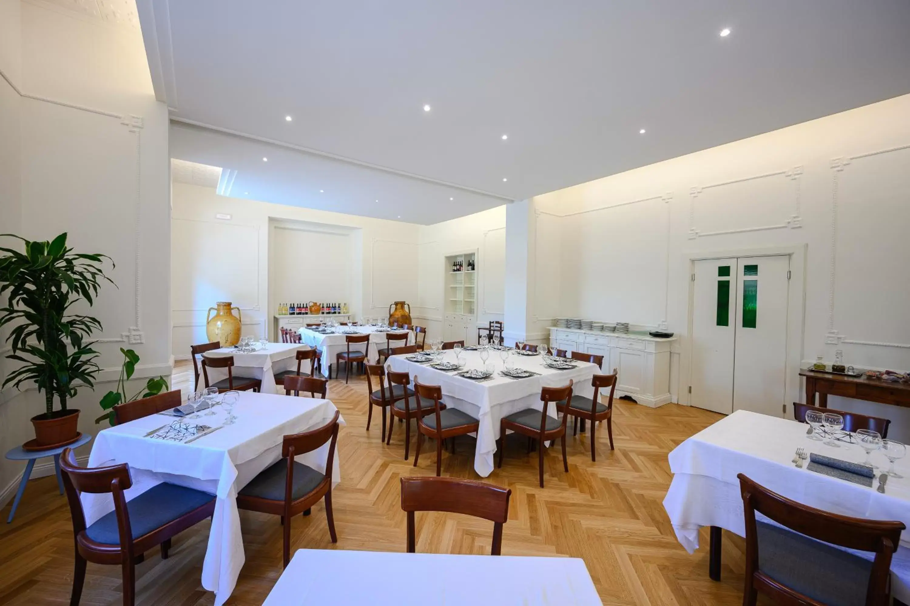 Restaurant/Places to Eat in Hotel Moderno