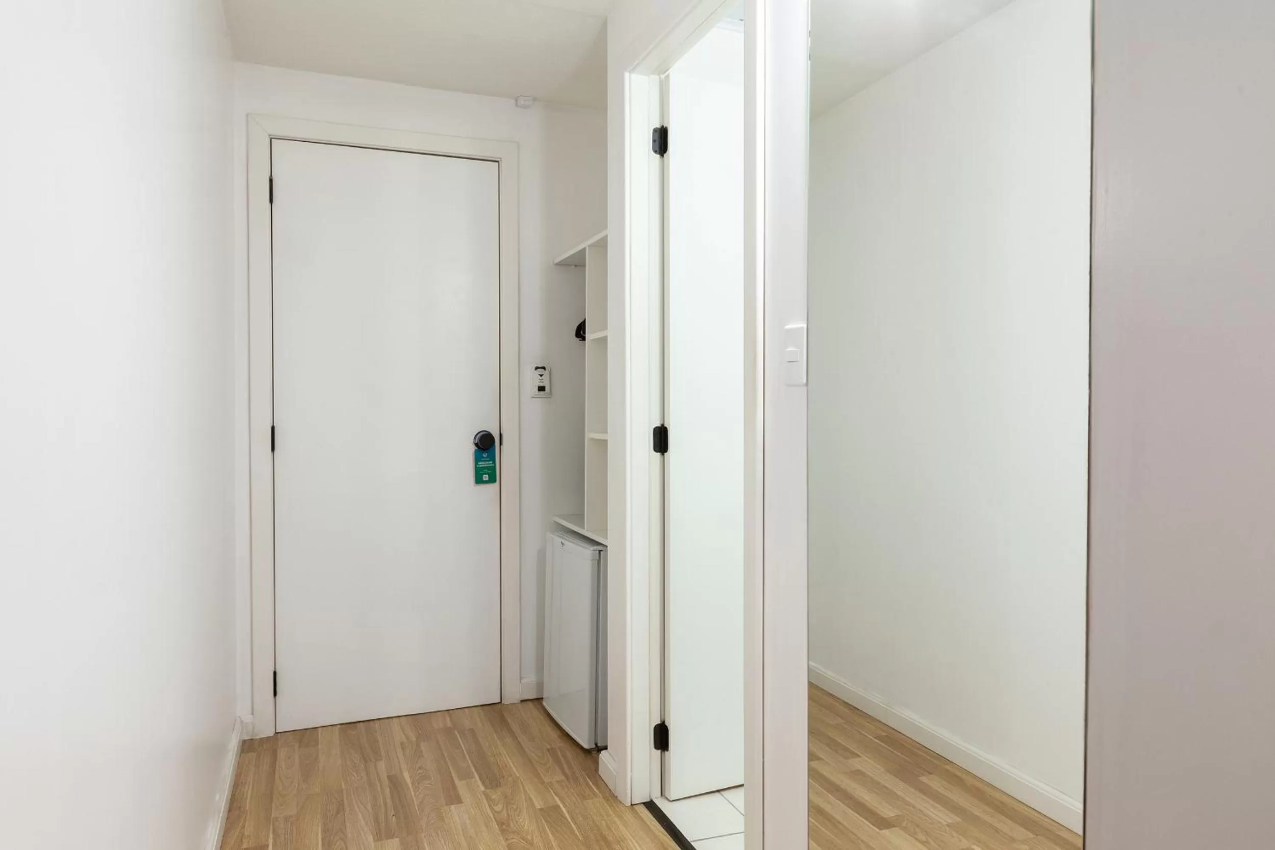 wardrobe, TV/Entertainment Center in Tri Hotel Smart Caxias