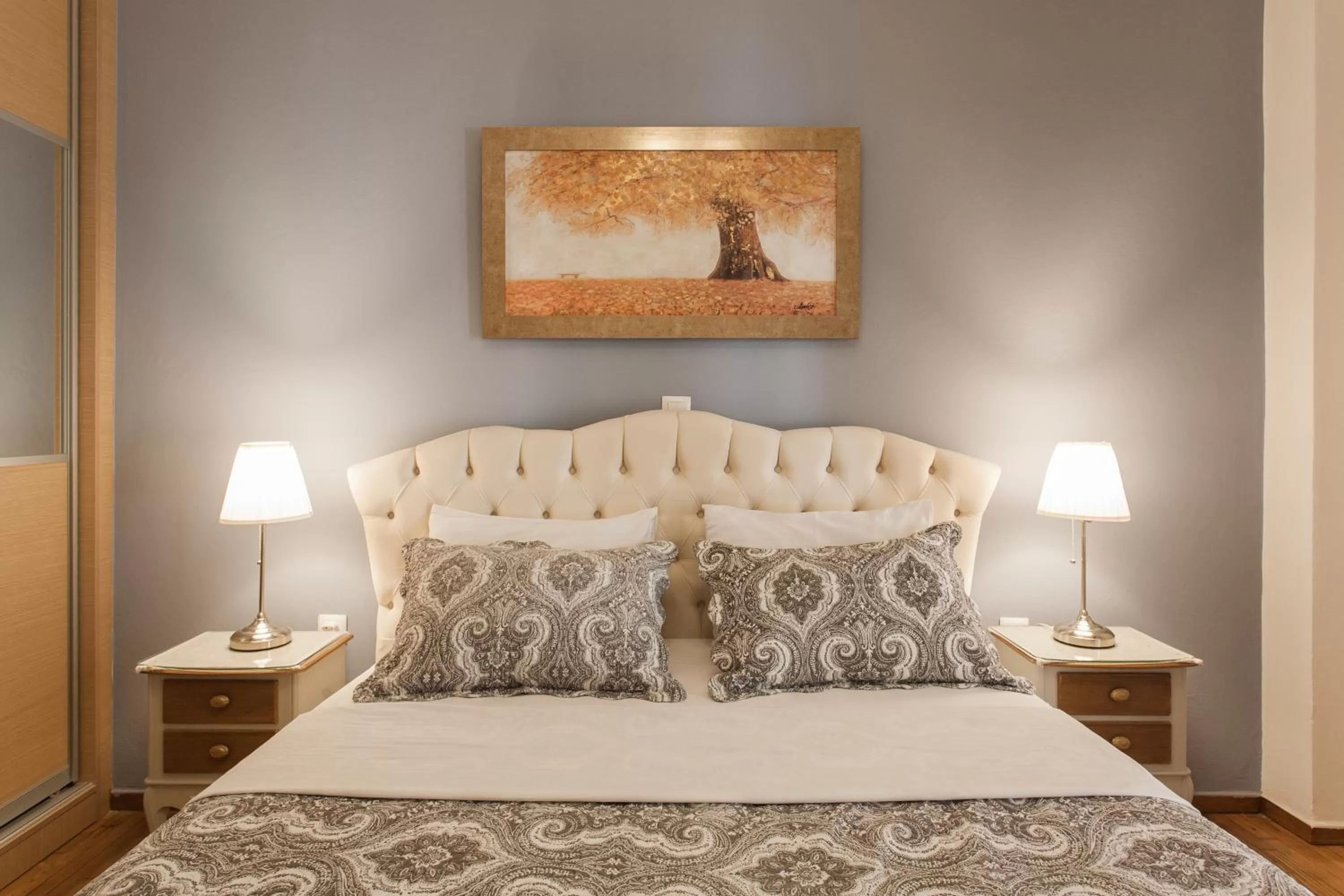 Bed in Nicholas Point Apartments and Rooms