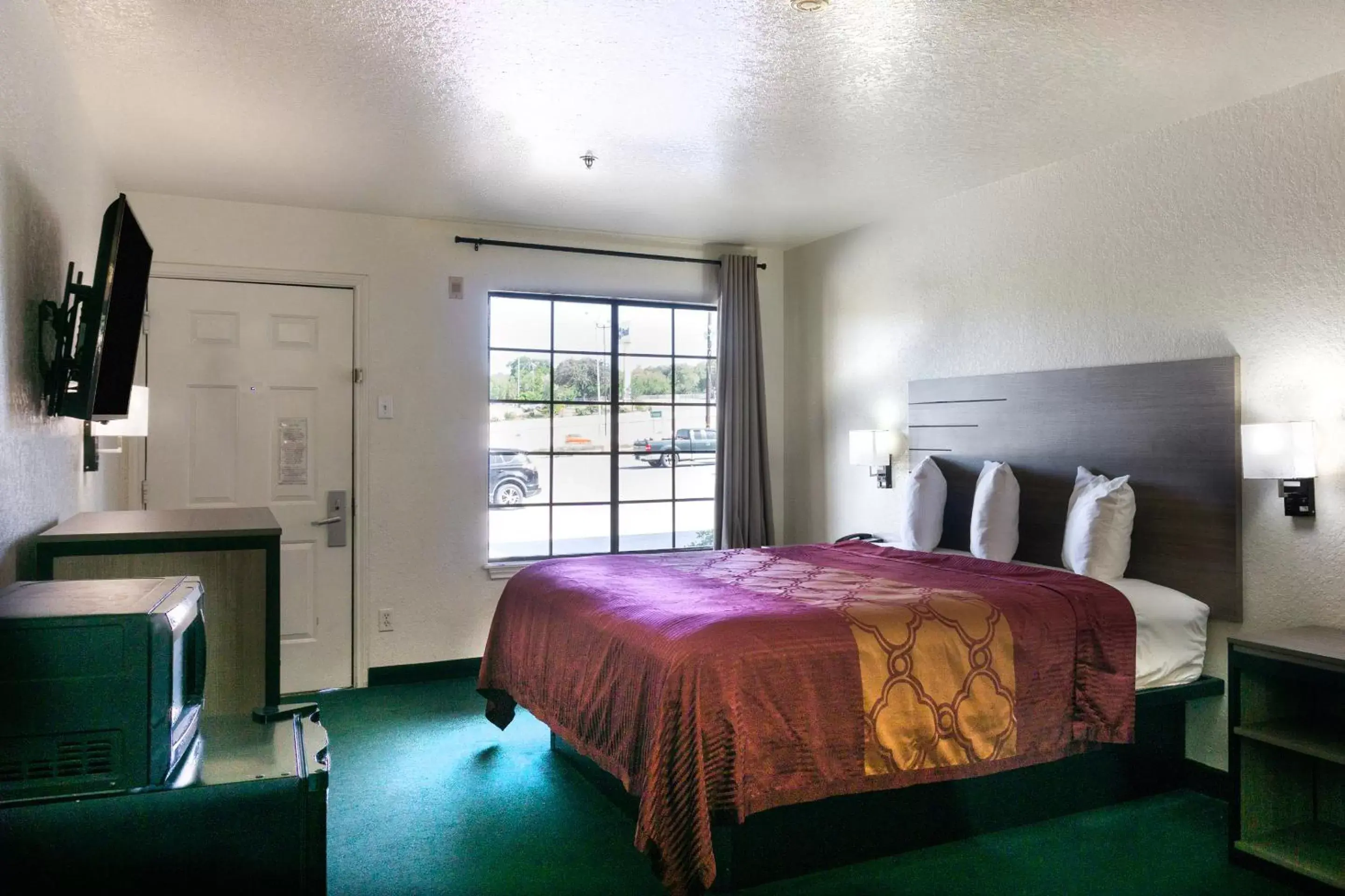 View (from property/room), Bed in OYO Inn & Suites Medical Center San Antonio