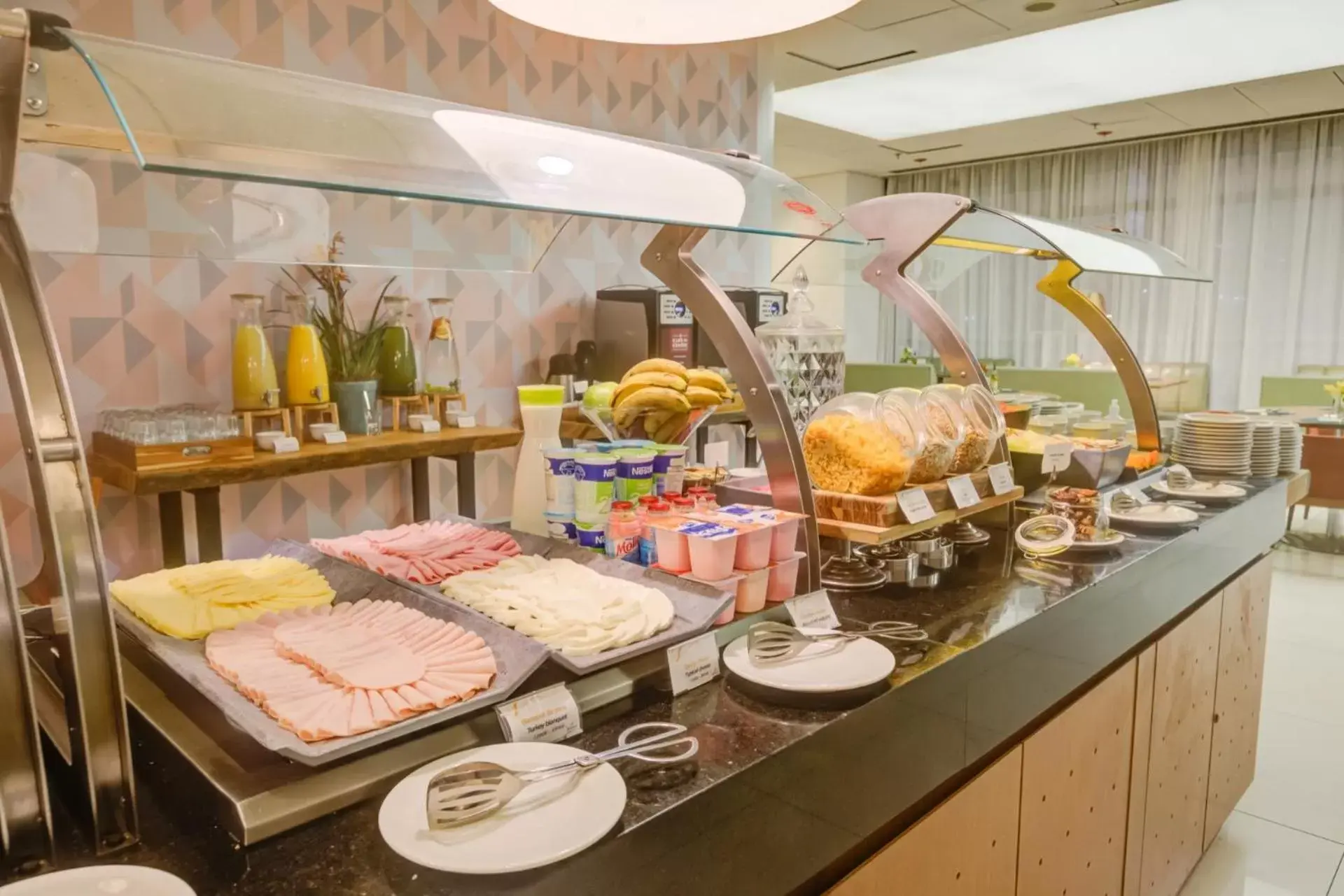 Buffet breakfast, Food in Quality Hotel São Caetano