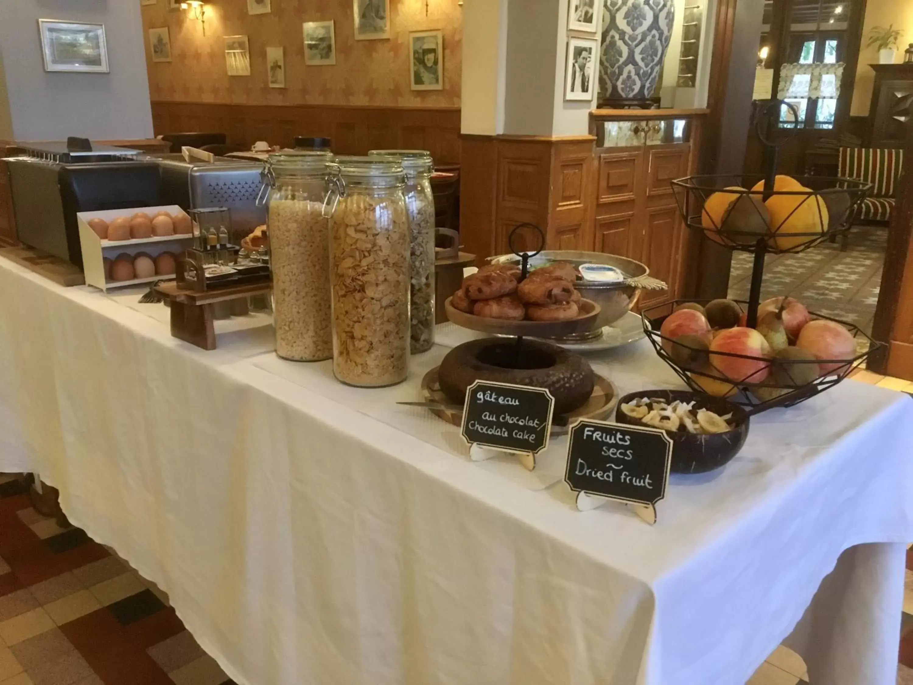 Food and drinks in Logis Hotel De France Food and drinks in Logis Hotel De France