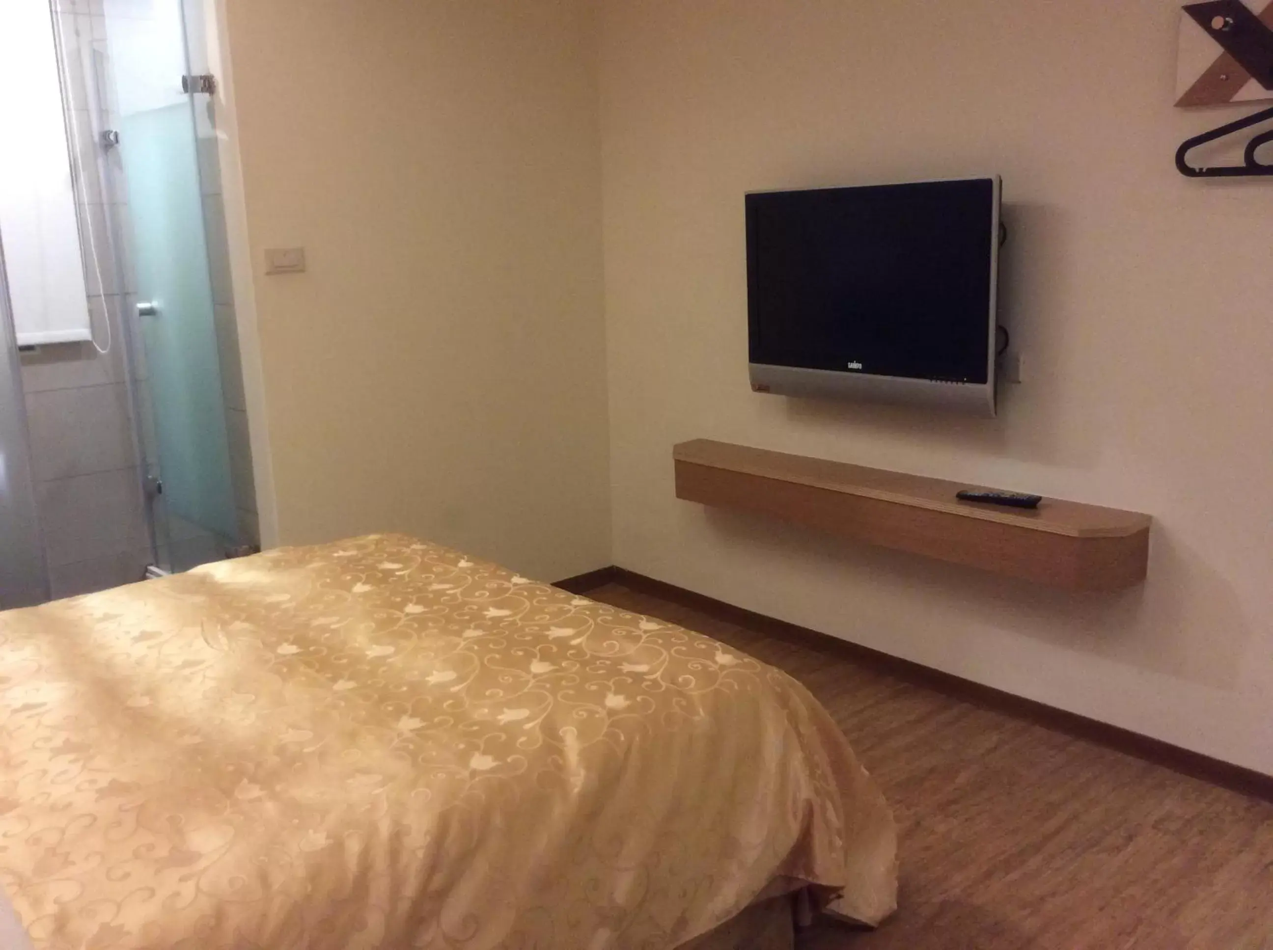 Bedroom, TV/Entertainment Center in 紫園旅社Purple Garden Hotel
