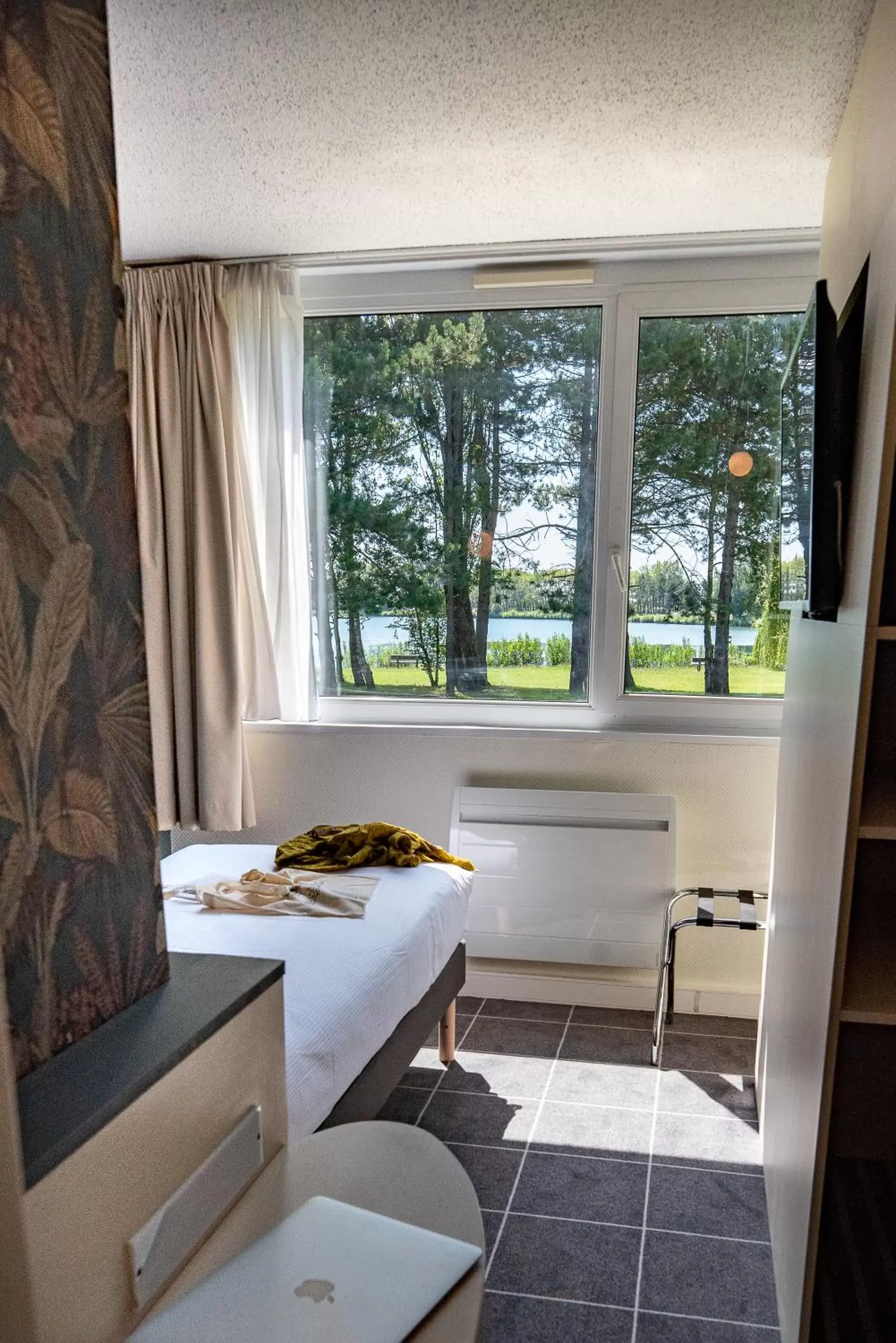 Bedroom, Bed in Best Western Hotel du Lac Dunkerque- Restaurant ouvert 7/7 midi et soir Bedroom, Bed in Best Western Hotel du Lac Dunkerque- Restaurant ouvert 7/7 midi et soir