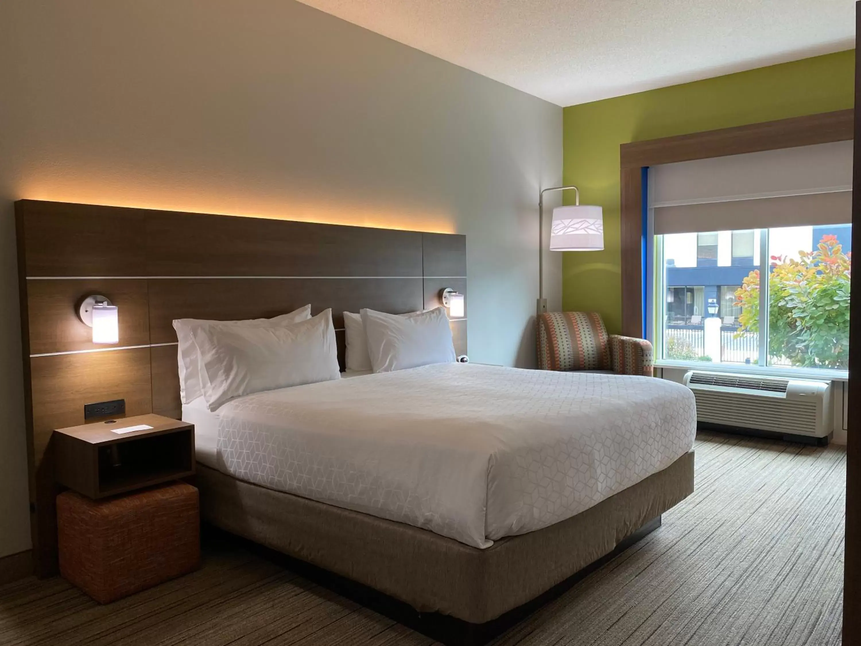 Bed in Holiday Inn Express Hotel & Suites Somerset Central, an IHG Hotel