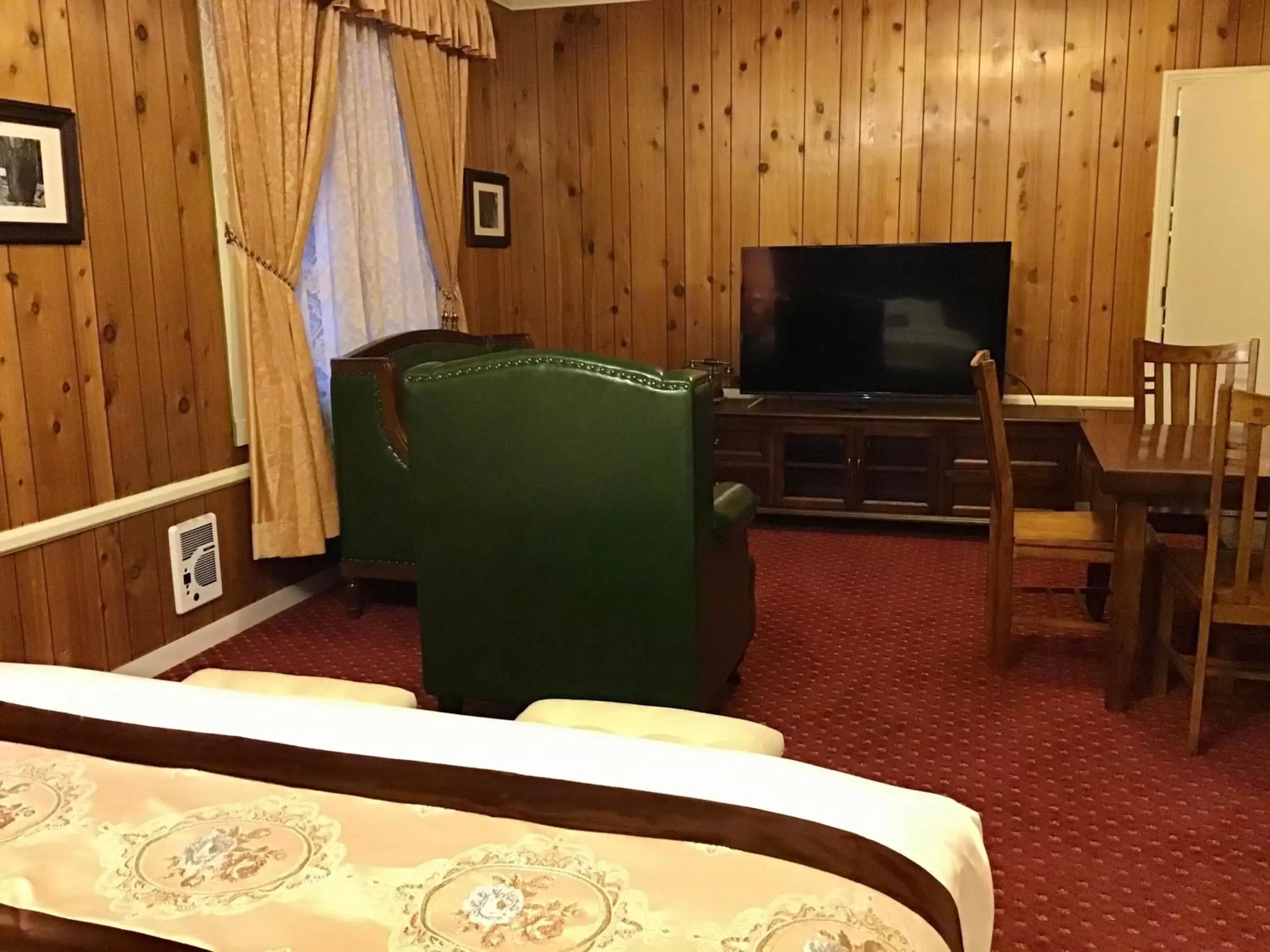 Bedroom, TV/Entertainment Center in Eureka Inn, Trademark Collection by Wyndham