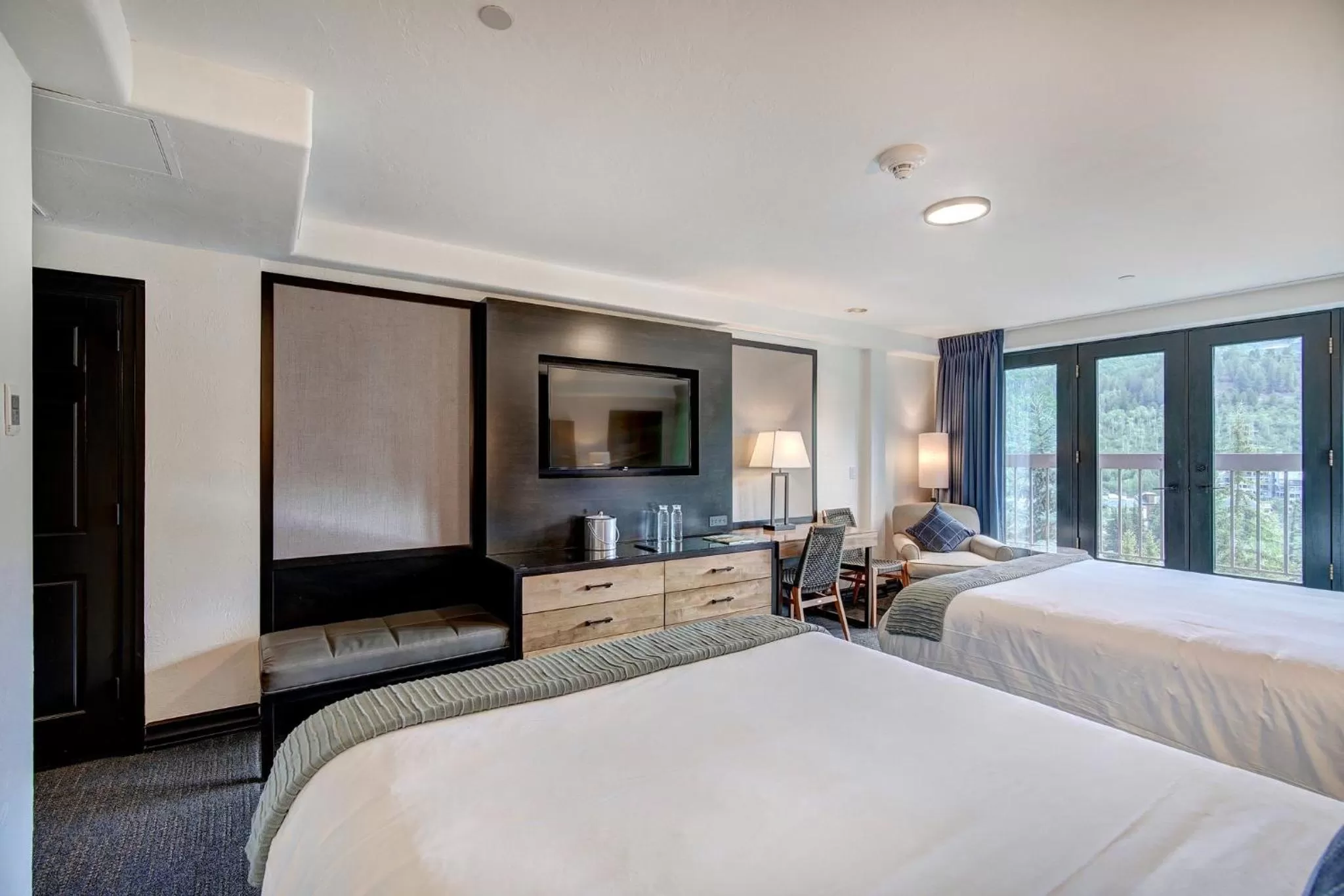 Photo of the whole room, Bed in The Pines Lodge, a RockResort