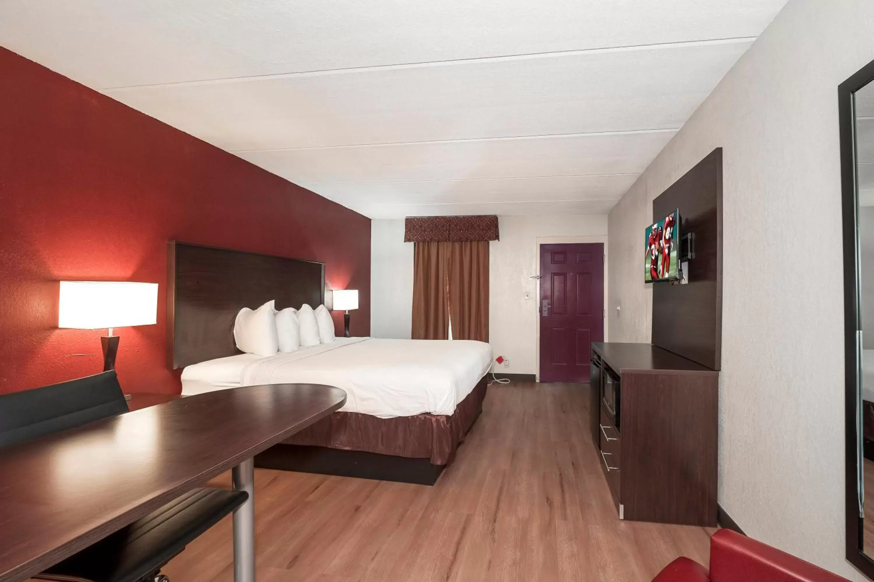 Photo of the whole room, Bed in Red Roof Inn Mobile North – Saraland