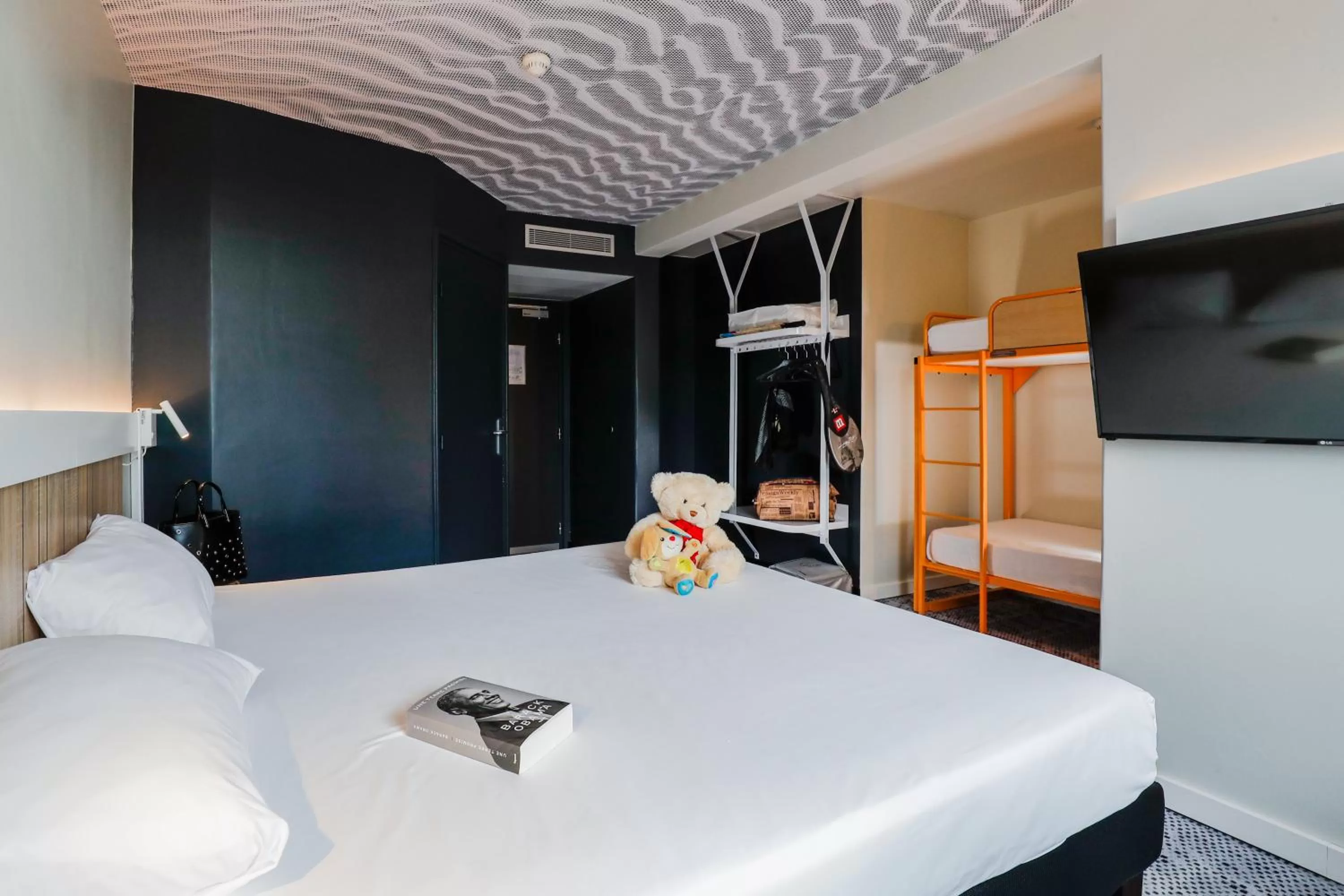 Standard Room with One Double Bed and Two Single Beds in Ibis Luxembourg Airport